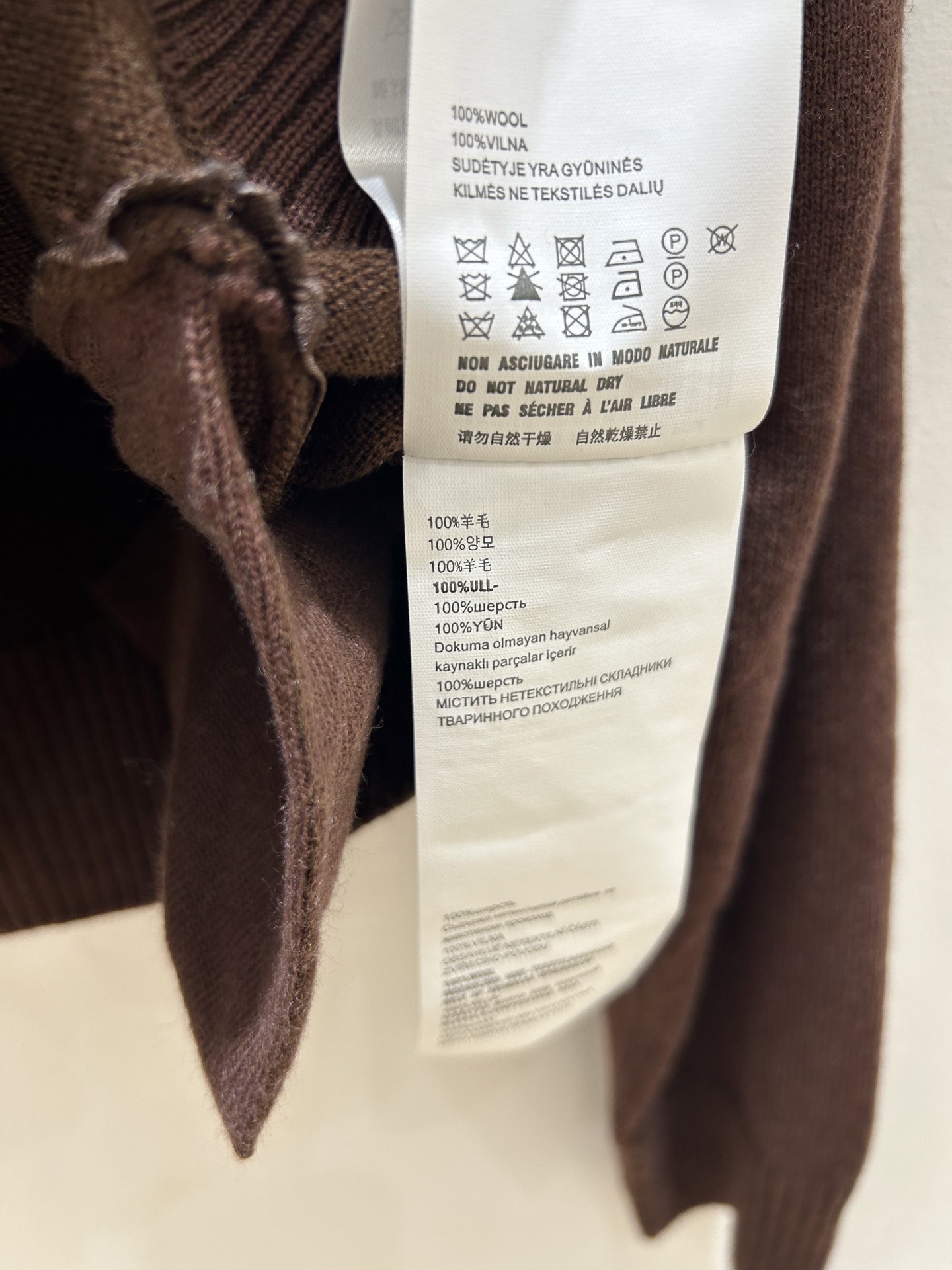 MIUMI 25秋冬新款 短款针织拉链开衫 这款超绝，休闲又百搭。字母贴布设计超吸睛，时尚感拉满，轻松穿