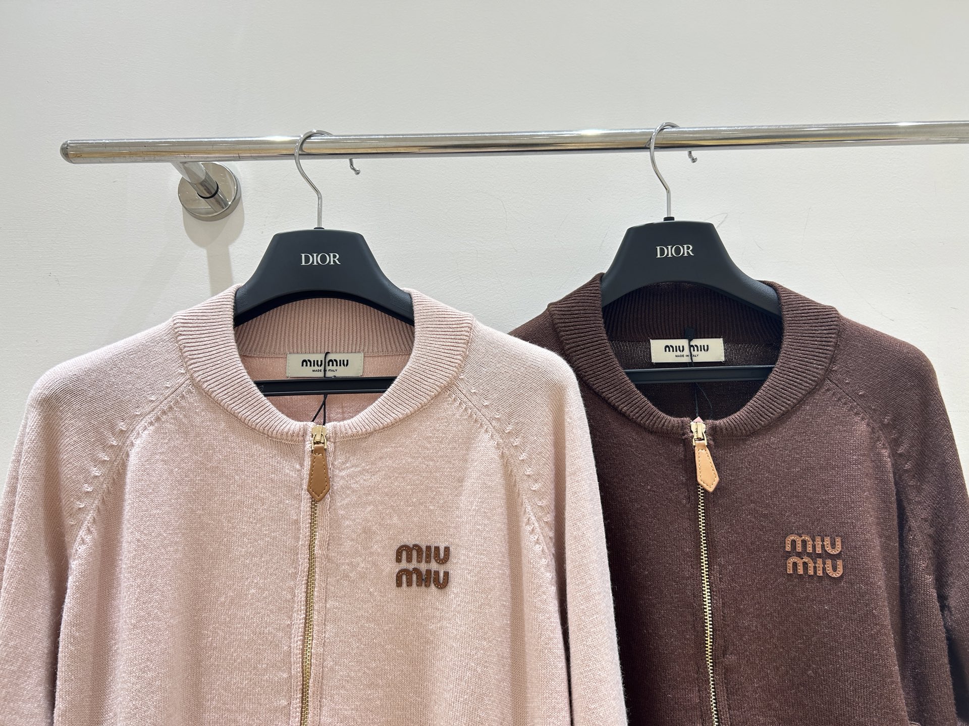 MIUMI 25秋冬新款 短款针织拉链开衫 这款超绝，休闲又百搭。字母贴布设计超吸睛，时尚感拉满，轻松穿