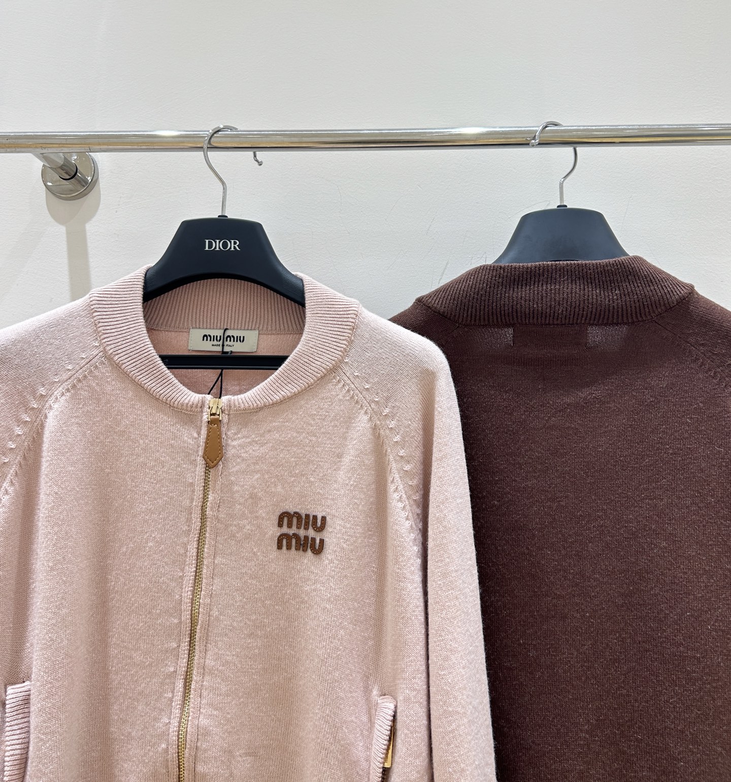 MIUMI 25秋冬新款 短款针织拉链开衫 这款超绝，休闲又百搭。字母贴布设计超吸睛，时尚感拉满，轻松穿