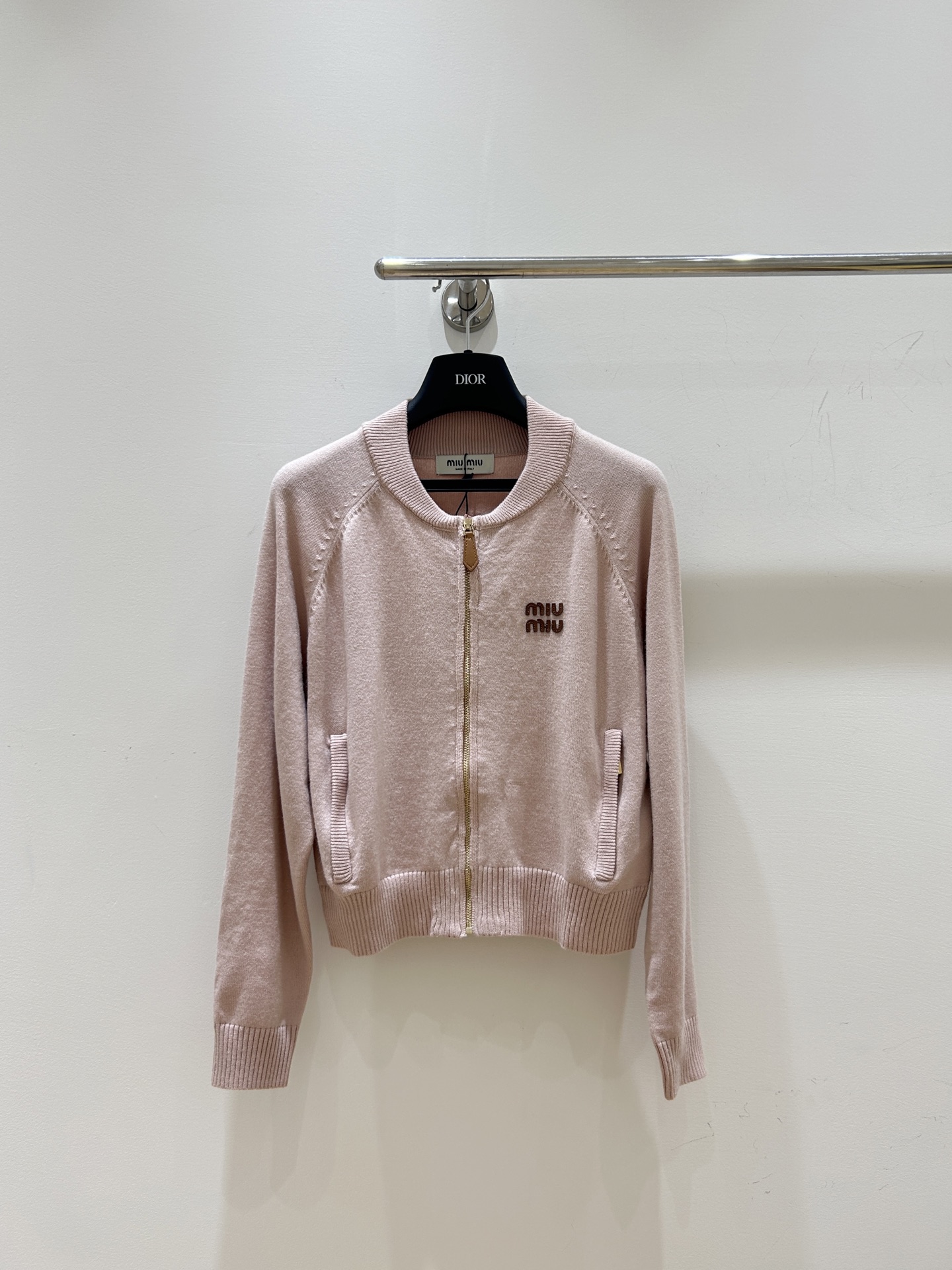 NO:508563,Miu Miu family!  Special counter model!  Three-dimensional letter logo pattern zipper long-sleeved short sweater jacket on chest!  So beautiful!  Complete three standards!  S/M/L, shipped in stock!  (M size bust 98 50 garment length), miumiu, jackets & coats, sweaters, alexander wang19860909Miu缪家！专柜款！胸前立体字母logo图案拉链长袖短款毛衣外套！太美了！三标齐全！码数S/M/L,现货发！(M码胸围98衣长50),,miumiu,jackets & coats,sweaters,alexander wang,Women's clothing