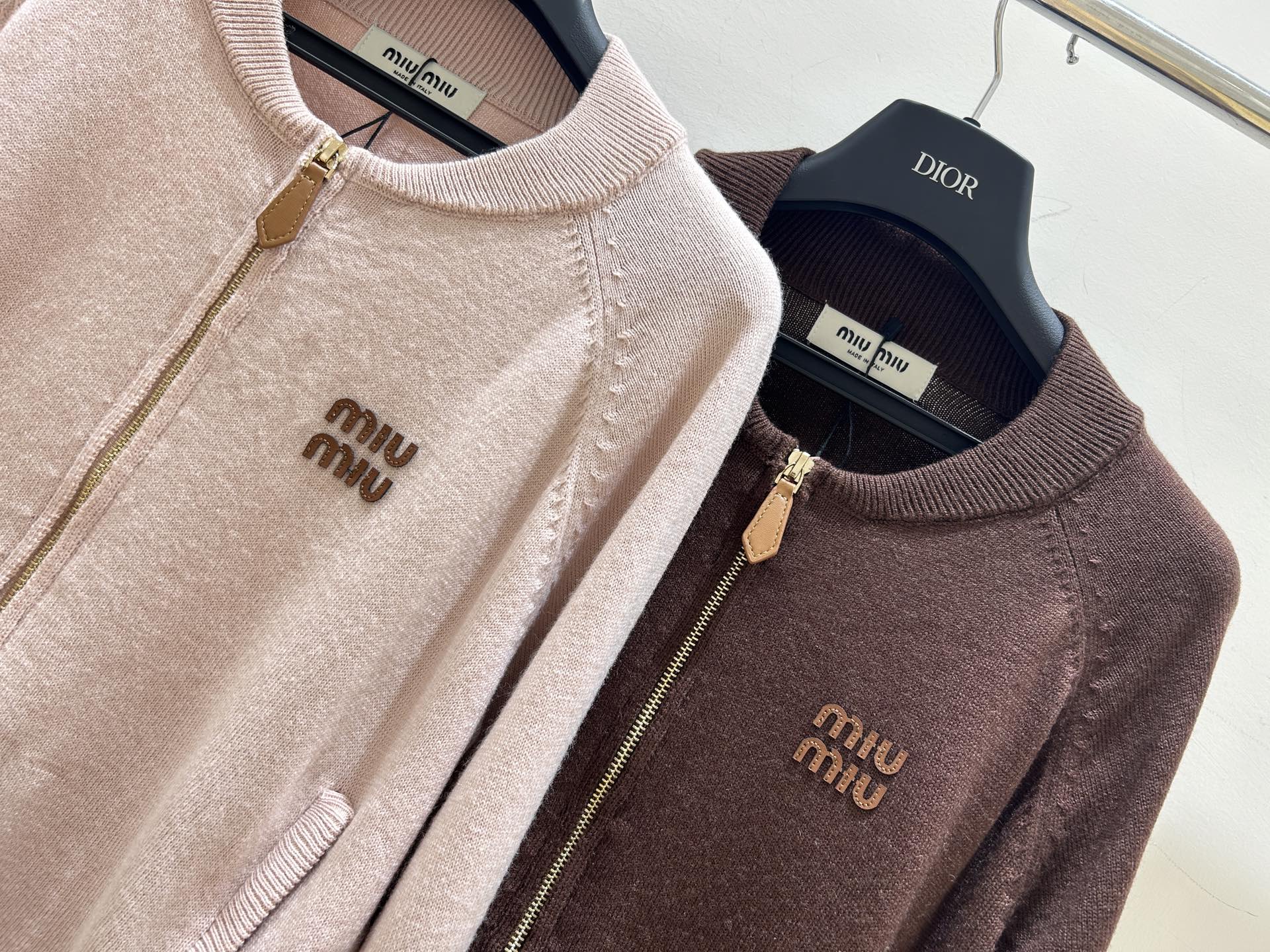 MIUMI 25秋冬新款 短款针织拉链开衫 这款超绝，休闲又百搭。字母贴布设计超吸睛，时尚感拉满，轻松穿