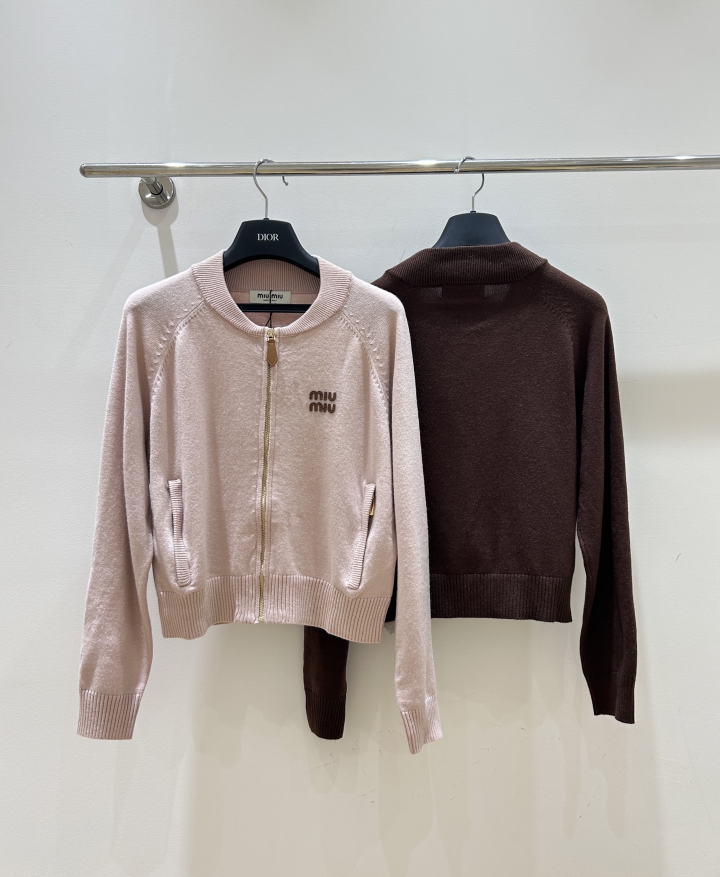 MIUMI 25秋冬新款 短款针织拉链开衫 这款超绝，休闲又百搭。字母贴布设计超吸睛，时尚感拉满，轻松穿