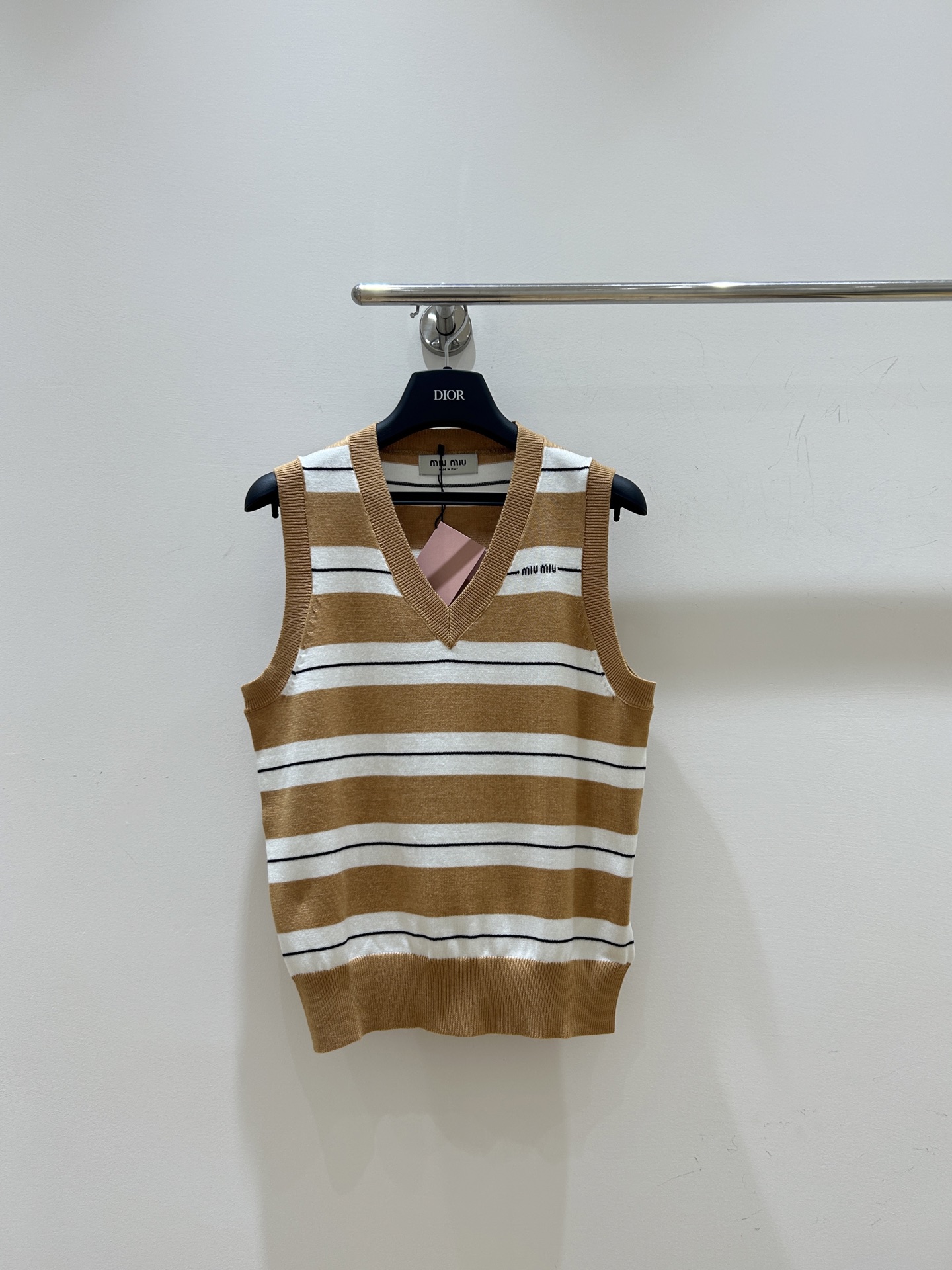 NO:563382,a【New style express delivery!  Miumiu autumn V-neck striped knitted vest] Simple V-neck design, classic stripe elements, casual and versatile artifact!  It looks great when worn alone or layered, and it can be easily styled to create a high-end look. It’s ready and shipped in seconds, so you don’t have to worry about it!  Click the link to snap up and unlock new autumn fashionable poses!  ,,miumiu,alexander wang19860909a【新款速递！Miumiu秋季V领条纹针织马甲】简约V领设计,经典条纹元素,休闲百搭神器！单穿叠穿都出彩,轻松搭出高级感～现货秒发,手慢无！戳链接抢购,解锁秋日时髦新姿势！,,miumiu,alexander wang,Women's clothing