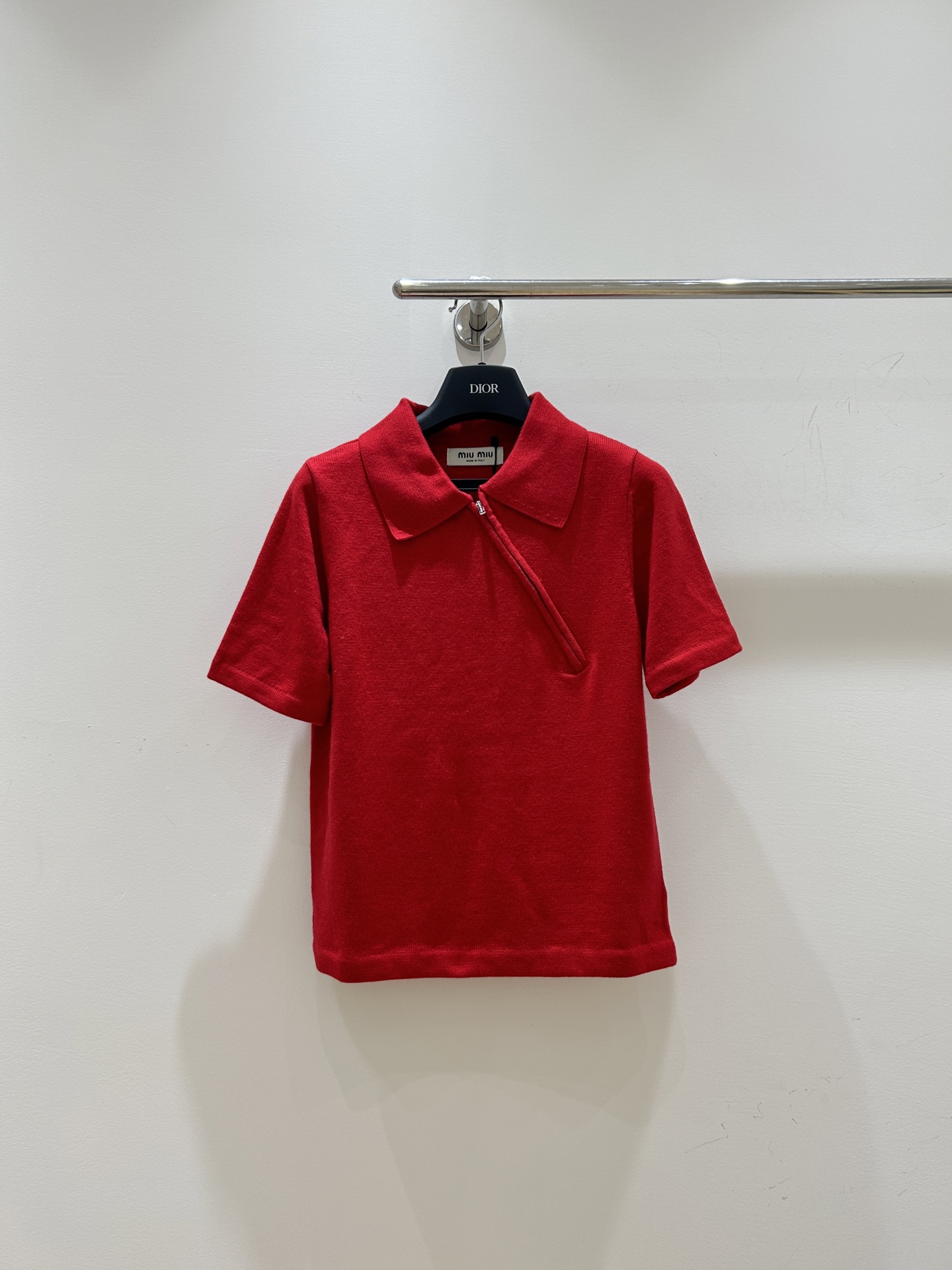 NO:508572,Miu Miu family!  Special counter model!  Neck letter logo pattern jacquard lapel oblique zipper lapel short-sleeved top!  Complete three standards!  S/M/L, shipped in stock!  (M size bust 84 length 52), miumiu, T-shirt, alexander wang19860909Miu缪家！专柜款！领口字母logo图案提花翻领斜拉链翻领短袖上衣！三标齐全！码数S/M/L,现货发！(M码胸围84衣长52),,miumiu,T-shirt,alexander wang,Women's clothing