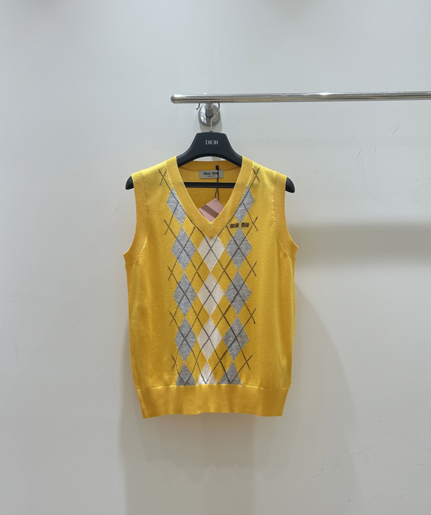 NO:508598,Miu Miu family!  Special counter model!  Chest letter logo pattern jacquard V-neck diamond sleeveless knitted vest!  Complete three standards!  S/M/L, shipped in stock!  (M size bust 88 length 56), miumiu, alexander wang19860909Miu缪家！专柜款！胸口字母logo图案提花V领菱格无袖针织背心！三标齐全！码数S/M/L,现货发！(M码胸围88衣长56),,miumiu,alexander wang,Women's clothing