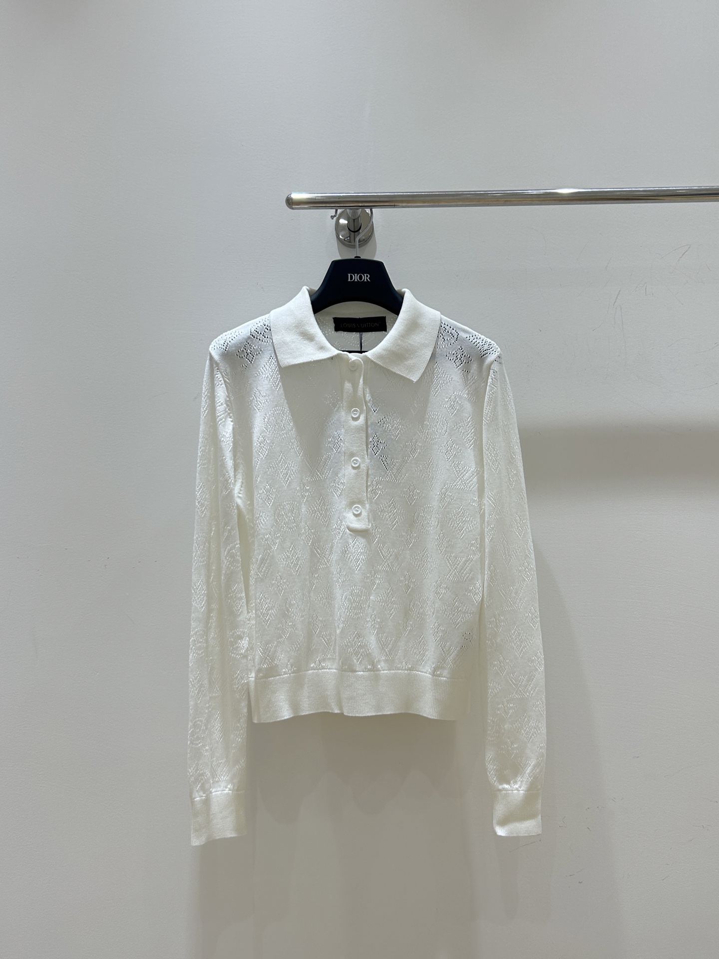 NO:517602,New autumn and winter models are here!  LV Louis Vuitton's knitted long sleeves are superb, with exquisite and unique hollow hole-pick design, lapels and buttons, half-open breast shape, full of fashion sense, you won't lose money when buying it!  ,,louis vuitton,louis vuitton,alexander wang19860909秋冬新款驾到！LV路易威登这款针织长袖超绝,镂空挑孔设计精致独特,翻领搭配纽扣,半开胸型,时尚感拉满,入手不亏！,,louis vuitton,louis vuitton,alexander wang,Women's clothing