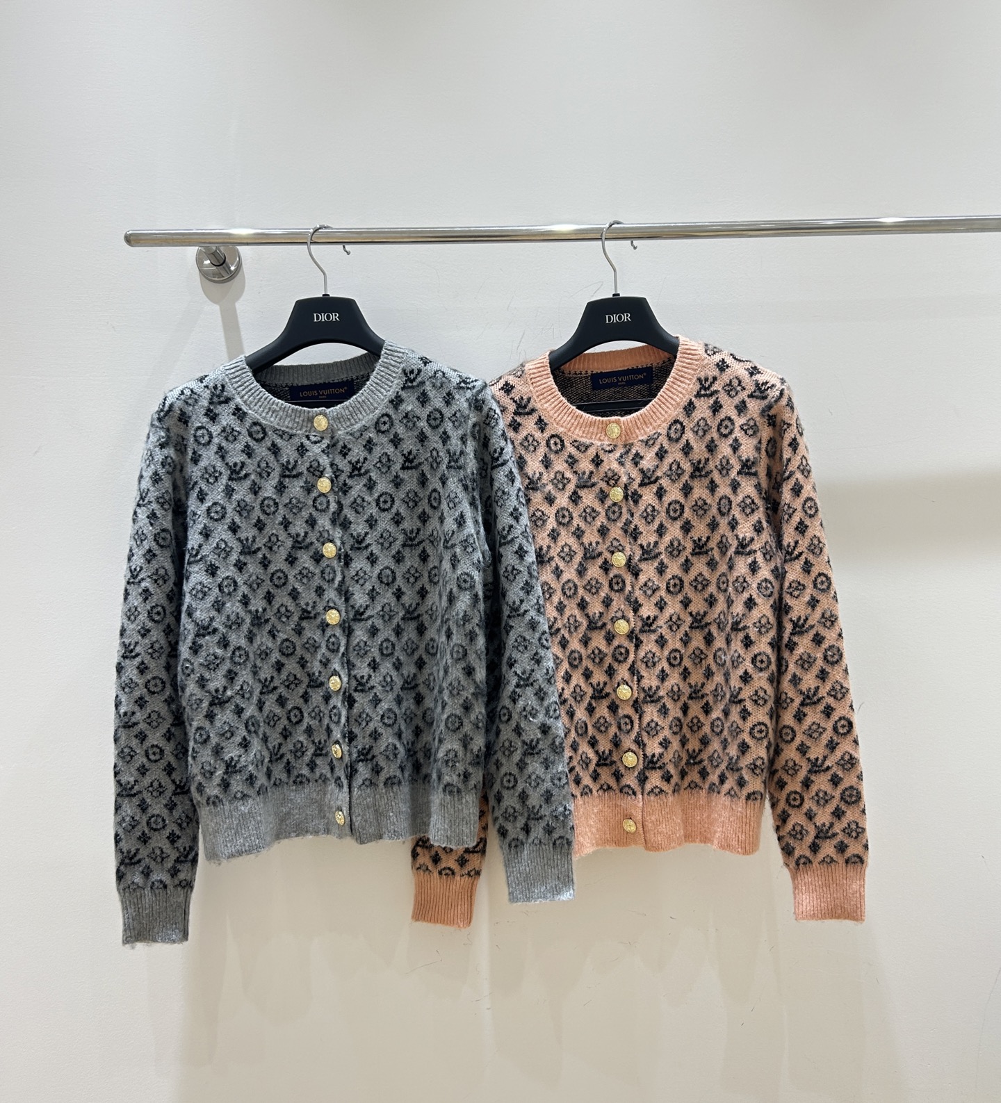 NO:536506,New models are coming!  Baby boys, this presbyterian letter jacquard full print knitted cardigan of LV Louis Vuitton is amazing!  The loose style is super slim, and it is versatile and not picky. It is fashionable and casual, and it is quick to rush!  ,,louis vuitton,louis vuitton,alexander wang19860909新款来袭！宝子们,LV路易威登这款老花字母提花满印针织开衫太绝啦！宽松版型超显瘦,还百搭不挑人,时尚休闲感拉满,速冲！,,louis vuitton,louis vuitton,alexander wang,Women's clothing