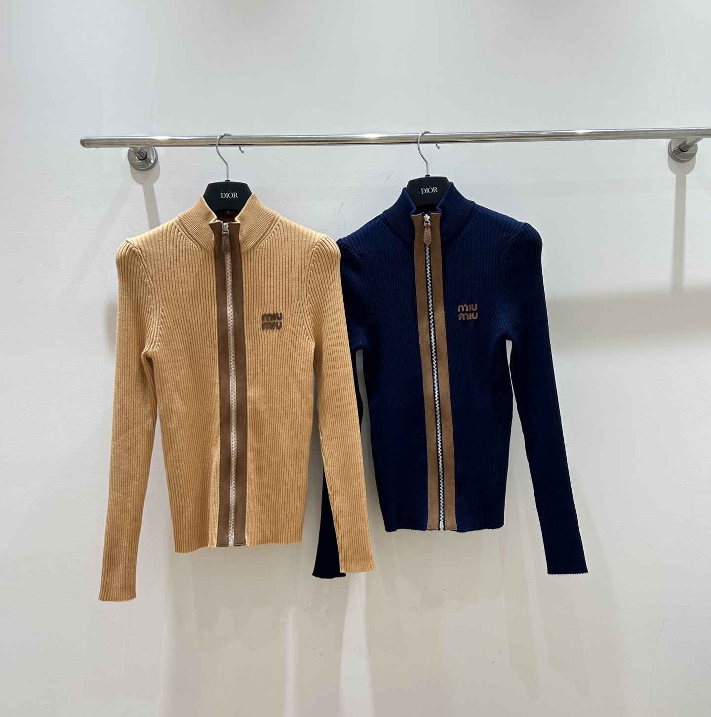 NO:536511,New models are coming!  Miumiu's women's clothing is amazing!  French retro style, niche letter embroidery is super eye-catching. Stand-up collar slim fit, zippered knitted cardigan, showing elegance, come and get it quickly!  ,miumiu,alexander wang19860909新款来袭宝子们！miumiu这款女装绝了！法式复古风,小众字母刺绣超吸睛.立领修身,拉链针织开衫,尽显优雅,速来get！,,miumiu,alexander wang,Women's clothing