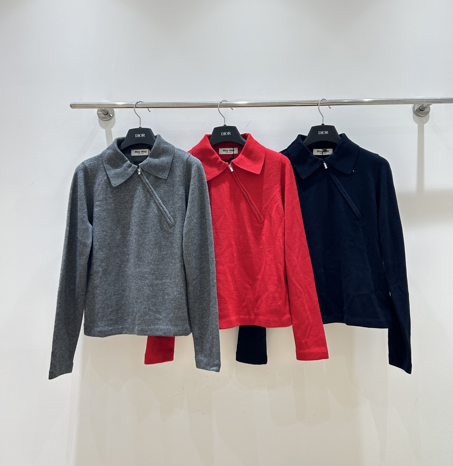 NO:536501,New models are coming!  Miumiu fashion lapel oblique zipper knitted lapel long sleeves, temperament long sleeve tops, specially designed for girls. Simple but not lacking in style, showing elegant style. New models are available in stock, so hurry up and buy them!  ,miumiu,alexander wang19860909新款来袭！miumiu时尚翻领斜拉链针织翻领长袖,气质长袖上衣,专为女生打造.简约而不失格调,尽显优雅风范,新款现货供应,速来抢购！,,miumiu,alexander wang,Women's clothing