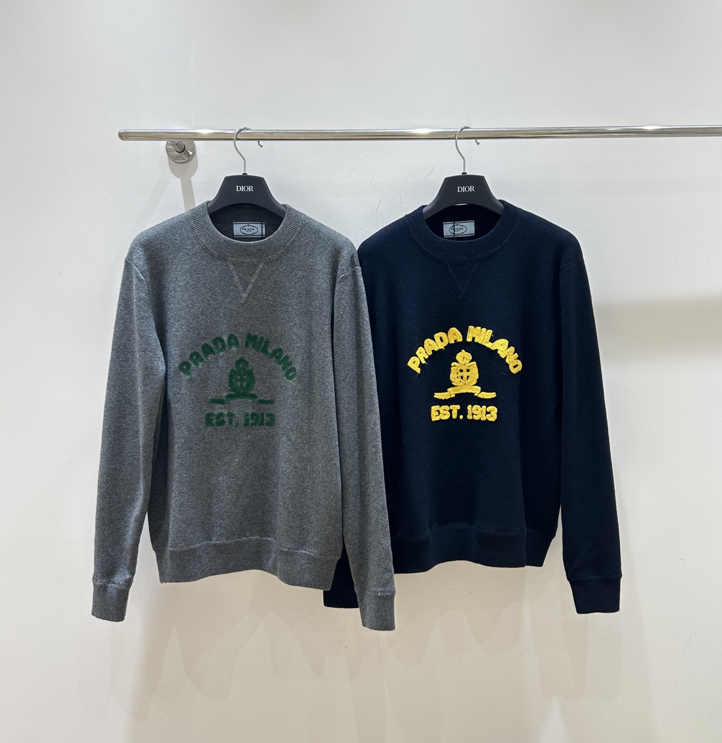 NO:547525,New hoodies are available in autumn and winter!  Prada Prada letter embroidered printed round neck sweatshirt is coming, the American lazy style is huge and beautiful, light and loose, full of casual feeling, pick it quickly!  , prada, prada, hoodie, sweatshirts, alexander wang19860909秋冬卫衣上新啦！普拉达Prada字母刺绣印花圆领卫衣来袭,美式慵懒风巨好看,轻熟又宽松,休闲感拉满,速来pick！,,prada,prada,hoodie,sweatshirts,alexander wang,Women's clothing