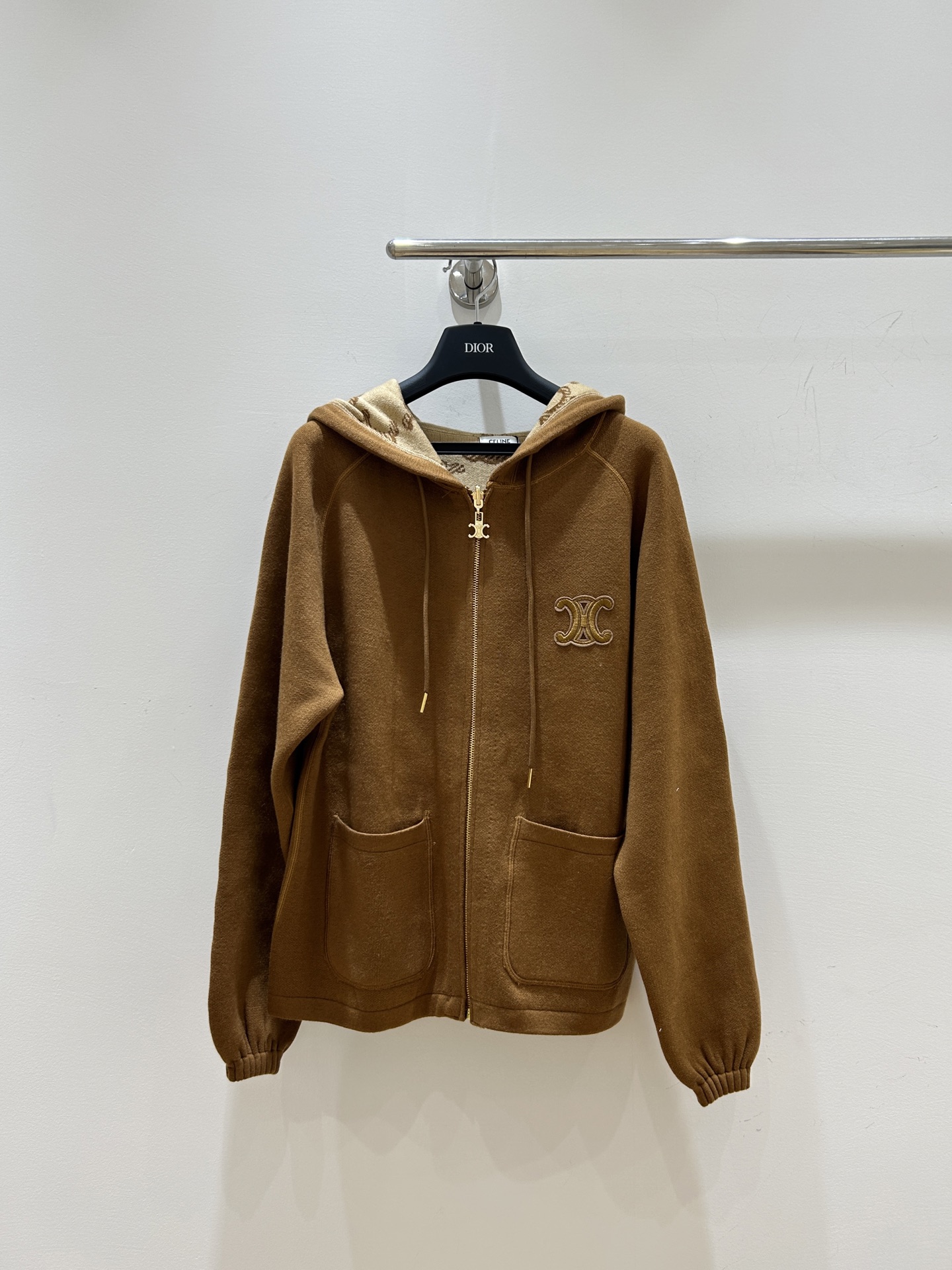 NO:547520,The new favorites in autumn and winter are here!  Celine early autumn Arc de Triomphe series, academy style fashionable jacquard design, double-sided wearable super practical. Hooded knitted zippered cardigan is warm and versatile, easy to wear and express the high-end feeling!  ,celine,hats,alexander wang19860909秋冬新宠来啦！Celine早秋凯旋门系列,学院风时尚提花设计,双面可穿超实用.连帽针织拉链开衫,保暖又百搭,轻松穿出高级感！,,celine,hats,alexander wang,Women's clothing