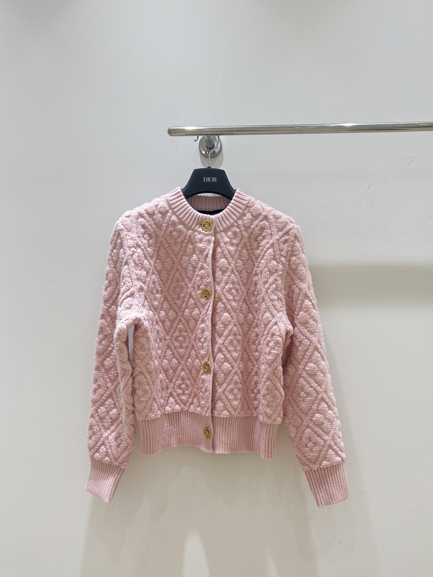 NO:588312,Donkey’s house!  Counter style!  Customized metal buttons all over letter logo pattern jacquard round neck cardigan sweater jacket!  So beautiful!  All three standards are complete!  Size S/M/L, shipped from stock!  (M size bust 96, length 56),,louis vuitton,louis vuitton,louis vuitton,jackets & coats,sweaters,alexander wang19860909Lv驴家！专柜款！定制金属钮扣全身字母logo图案提花圆领开衫毛衣外套！美爆了！三标齐全！码数S/M/L,现货发！(M码胸围96衣长56),,louis vuitton,louis vuitton,louis vuitton,jackets & coats,sweaters,alexander wang,Women's clothing