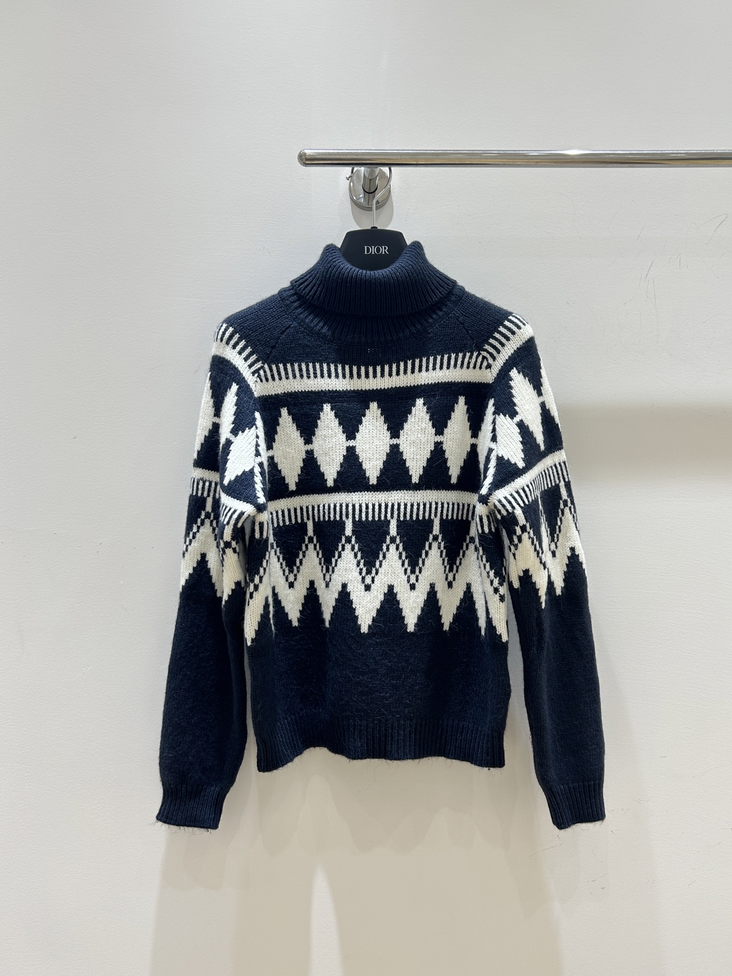 NO:560821,New autumn and winter styles have arrived!  Dior's rhombus-printed knitted pullover turtleneck sweater features classic rhombus pattern, textured knitted fabric, and high-neck design to keep you warm and fashionable, showing off your elegant style!  ,,dior,dior,sweaters,alexander wang19860909秋冬新款驾到！Dior迪奥这款菱格印花针织套头高领毛衣,经典菱格纹路,质感针织面料,高领设计保暖又时尚,尽显优雅格调！,,dior,dior,sweaters,alexander wang,Women's clothing