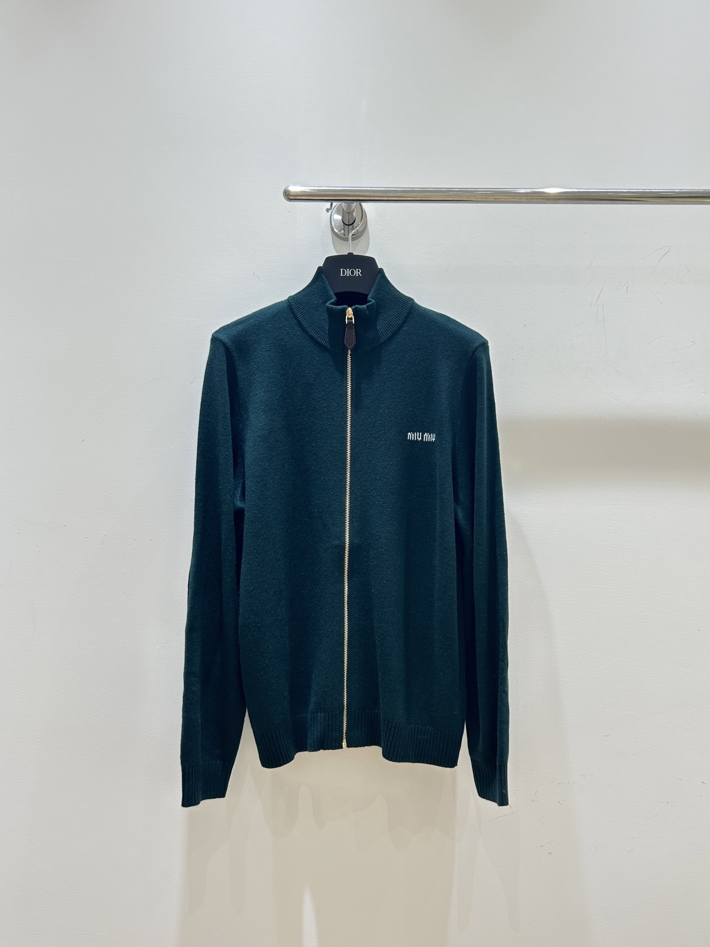 NO:560816,New autumn and winter styles are coming!  This miumiu college-style long-sleeved knitted cardigan sweater is awesome. It has a zipper design, letter embroidery and jacquard LOGO. It is fashionable and warm. It is available in stock. Don’t miss it!  ,,miumiu,sweaters,alexander wang19860909秋冬新款来袭！这款 miumiu学院风长袖针织开衫毛衣超赞,拉链设计,字母刺绣搭配提花 LOGO,时尚又保暖,现货供应,别错过！,,miumiu,sweaters,alexander wang,Women's clothing