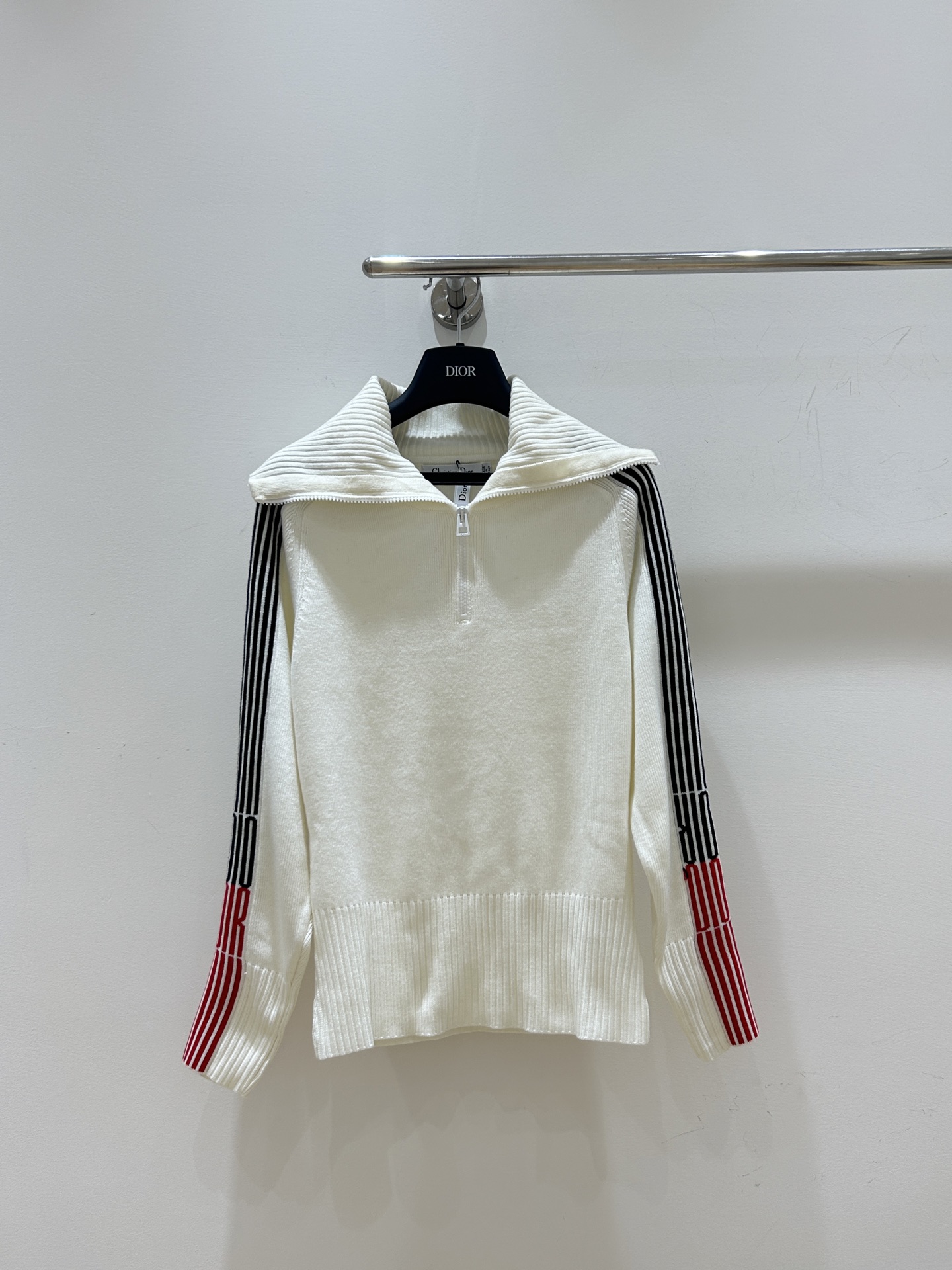 NO:560806,A new favorite for fall and winter is here!  This Dior knitted long sleeve has eye-catching lines and color matching. The navy collar design adds elegance. The half-open chest zipper is fashionable and convenient. It is available from stock. Come and buy it now!  SML code available from stock, dior, dior, alexander wang19860909秋冬新宠来啦！这款Dior迪奥针织长袖,线条拼色超吸睛,海军领设计添雅致,半开胸拉链,时尚又便捷,现货供应,速来抢购！SML码现货供应,,dior,dior,alexander wang,Women's clothing