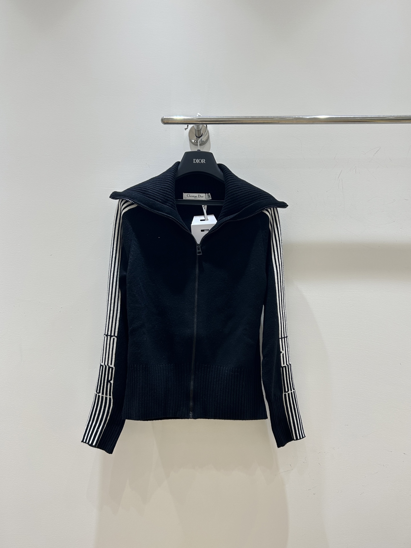 NO:560811,A new favorite for fall and winter is here!  Dior Dior's black and white line color matching jacket has a stylish navy collar design. The zipper cardigan is easy to put on and take off. It is available in stock. Fashionistas come and buy it quickly! SML code is available in stock, dior, dior, jackets & coats, alexander wang19860909秋冬新宠来啦！Dior迪奥这款黑白线条拼色外套,海军领设计超有范,拉链开衫穿脱方便,现货供应,时尚达人速来抢购!SML码现货供应,,dior,dior,jackets & coats,alexander wang,Women's clothing