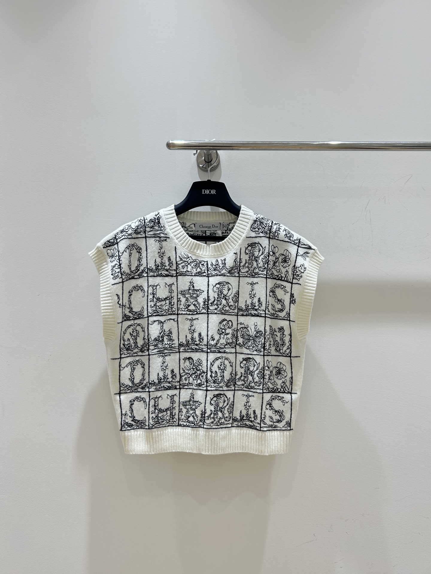 NO:563372,Dior new autumn and winter styles are coming!  Dior's heavily embroidered vest, the exquisite embroidery craftsmanship is super eye-catching. It can be layered to add a sense of layering, and it can also be worn alone to show your elegance. Don't miss it when it's available now!  ,,dior,dior,alexander wang19860909迪奥秋冬新款来袭！Dior重工刺绣马甲背心,精致刺绣工艺超吸睛.可叠穿增添层次感,单穿也尽显优雅气质,现货供应别错过！,,dior,dior,alexander wang,Women's clothing