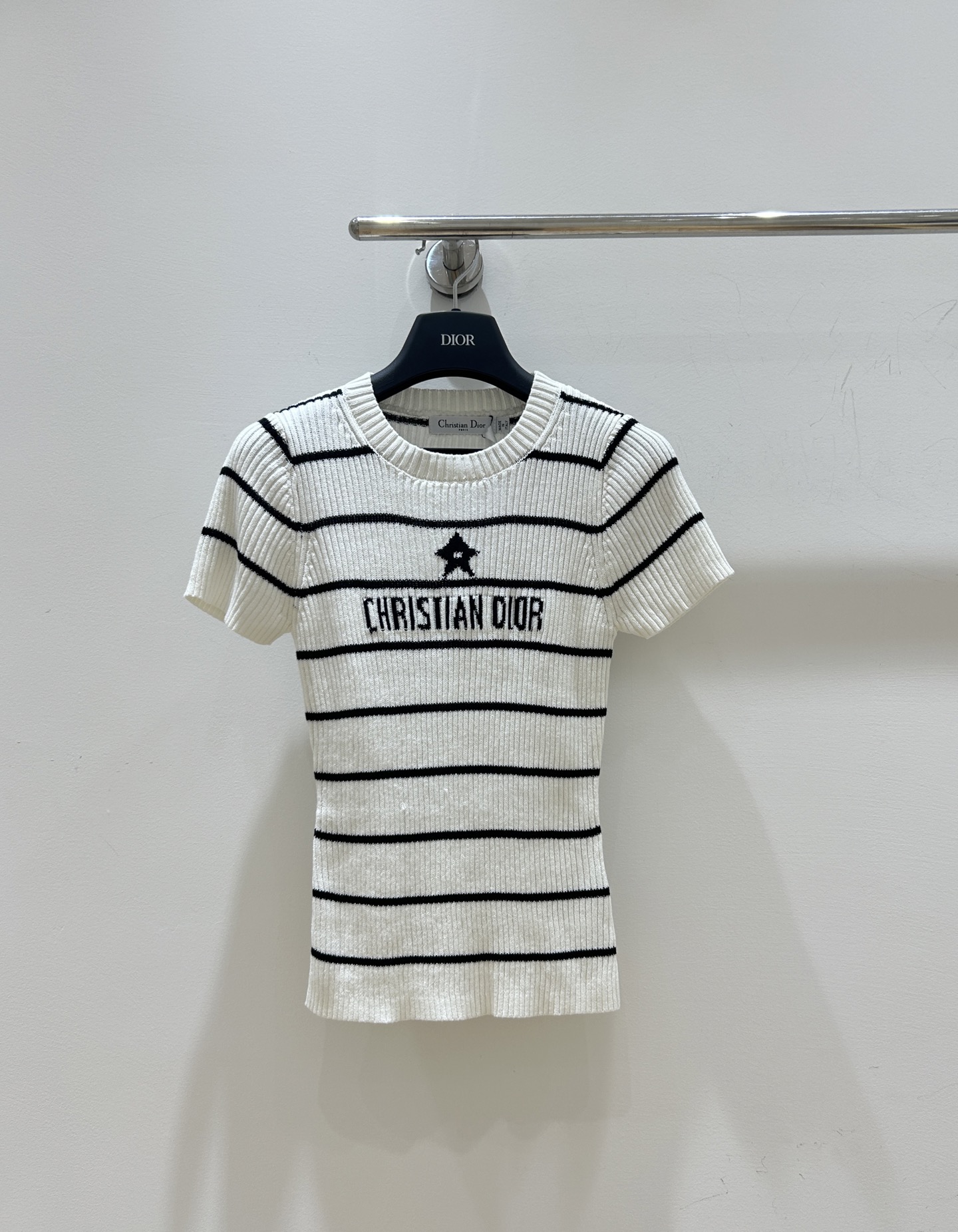 NO:563367,pDior new model is coming!  This Dior five-pointed star letter jacquard knitted short-sleeve, black and white stripes are classic and fashionable, the short-sleeved design is refreshing and versatile, available in stock, hurry up and buy it!  ,,dior,dior,T-shirt,alexander wang19860909p迪奥新款来袭！这款Dior五角星字母提花针织短袖,黑白条纹经典又时尚,短袖设计清爽百搭,现货供应,速来抢购！,,dior,dior,T-shirt,alexander wang,Women's clothing
