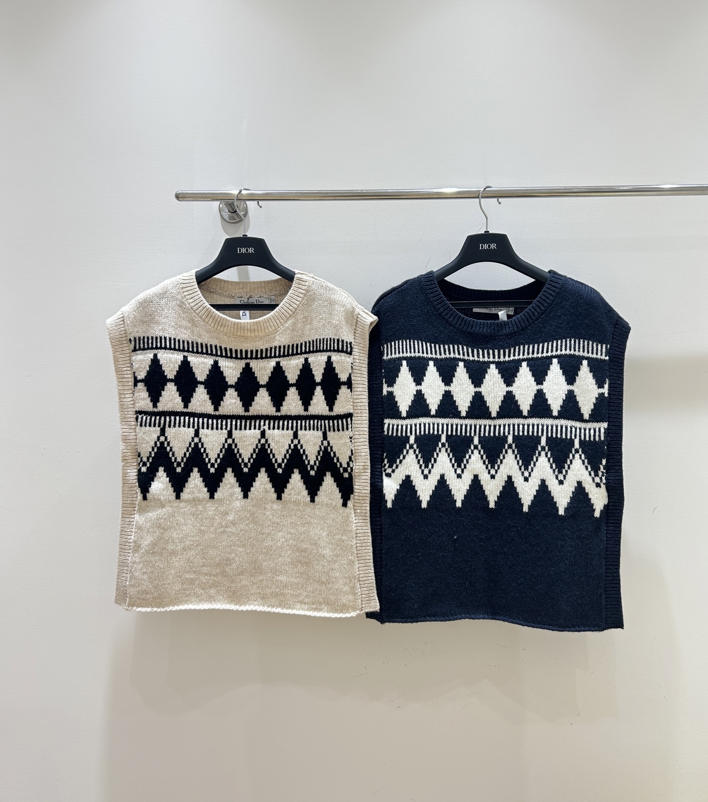 NO:563355,New autumn and winter styles have arrived!  Dior's rhombus-printed knitted round-neck vest features classic rhombus pattern, textured knitted fabric, and high-neck design to keep you warm and fashionable, showing off your elegant style!  ,,dior,dior,alexander wang19860909秋冬新款驾到！Dior迪奥这款菱格印花针织圆领马甲背心,经典菱格纹路,质感针织面料,高领设计保暖又时尚,尽显优雅格调！,,dior,dior,alexander wang,Women's clothing