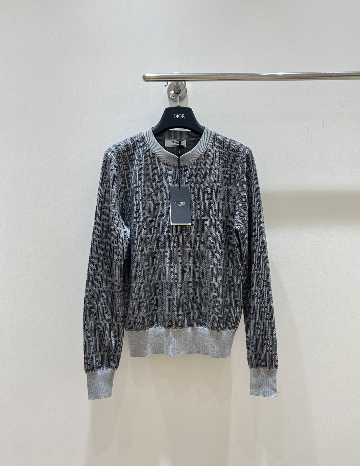 NO:563350,A new favorite for fall and winter is here!  Fendi double F sweater, classic old flower jacquard design, round neck knitted long sleeves, fashionable and warm. Ready stock in seconds, hurry up and buy it to make your autumn and winter outfit more colorful!  ,,fendi,fendi,sweaters,alexander wang19860909秋冬新宠来啦！芬迪Fendi双F毛衣,经典老花提花设计,圆领针织长袖,时尚又保暖.现货秒发,速来抢购,让你的秋冬穿搭更出彩！,,fendi,fendi,sweaters,alexander wang,Women's clothing