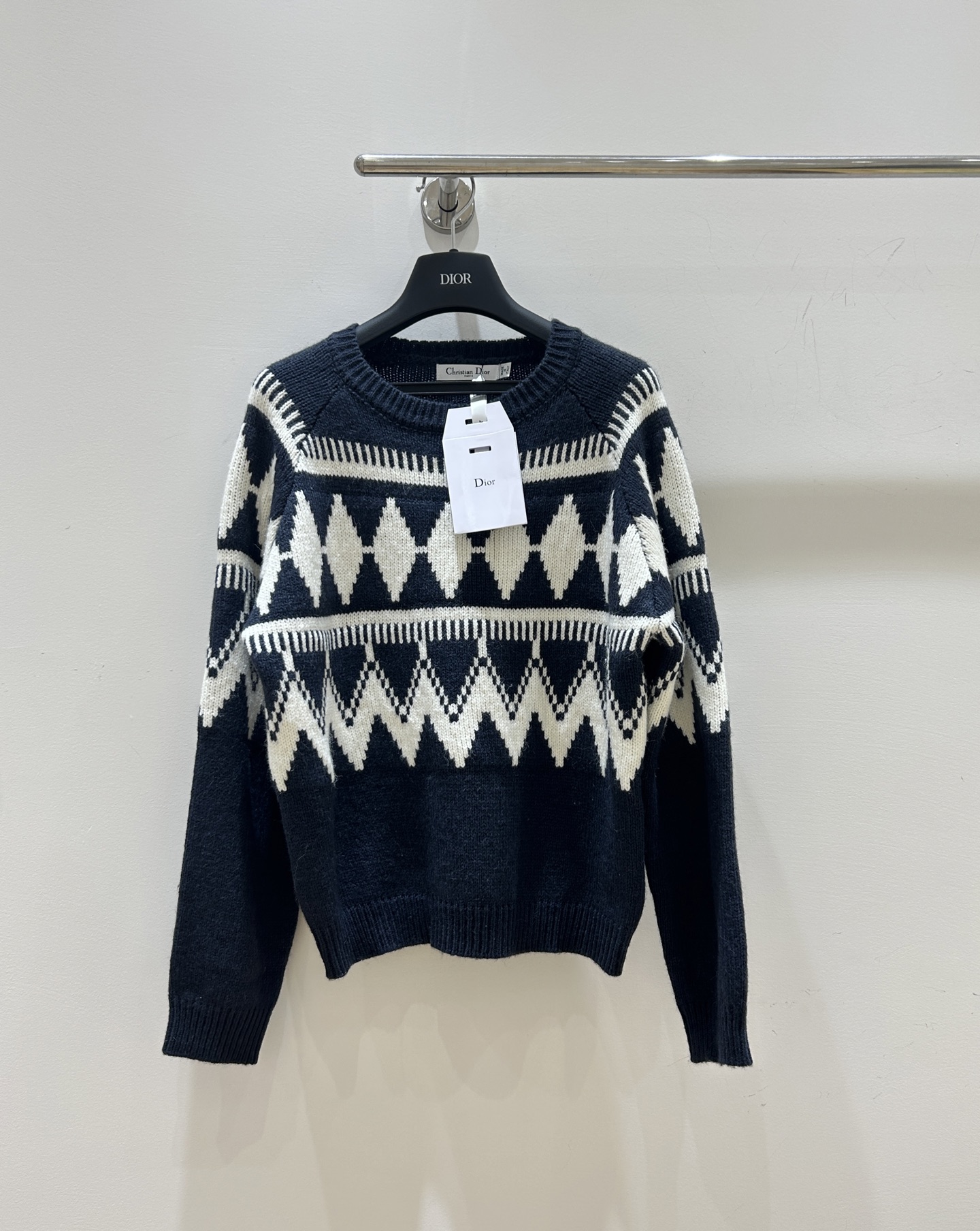 NO:590306,New autumn and winter styles have arrived!  Dior's rhombus-printed knitted round-neck pullover sweater features classic rhombus pattern, textured knitted fabric, and high-neck design to keep you warm and fashionable, showing off your elegant style!  SML three codes ready for delivery!  ,,dior,dior,sweaters,alexander wang19860909秋冬新款驾到！Dior迪奥这款菱格印花针织圆领套头毛衣,经典菱格纹路,质感针织面料,高领设计保暖又时尚,尽显优雅格调！SML三码现货发！,,dior,dior,sweaters,alexander wang,Women's clothing