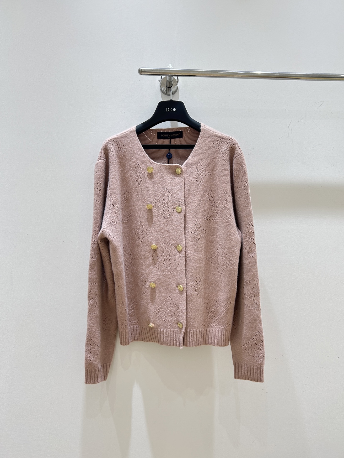 NO:591755,25 autumn and winter new styles are coming!  LV Louis Vuitton women's knitted cardigan, with super chic perforated design, classic presbyopia and double-breasted buttons, fashionable and elegant, available in stock, hurry up and buy it!  ,,louis vuitton,louis vuitton,alexander wang1986090925秋冬新款来袭！LV路易威登女士针织开衫,挑孔设计超别致,经典老花搭配双排扣,时尚又显气质,现货供应,速来抢购！,,louis vuitton,louis vuitton,alexander wang,Women's clothing