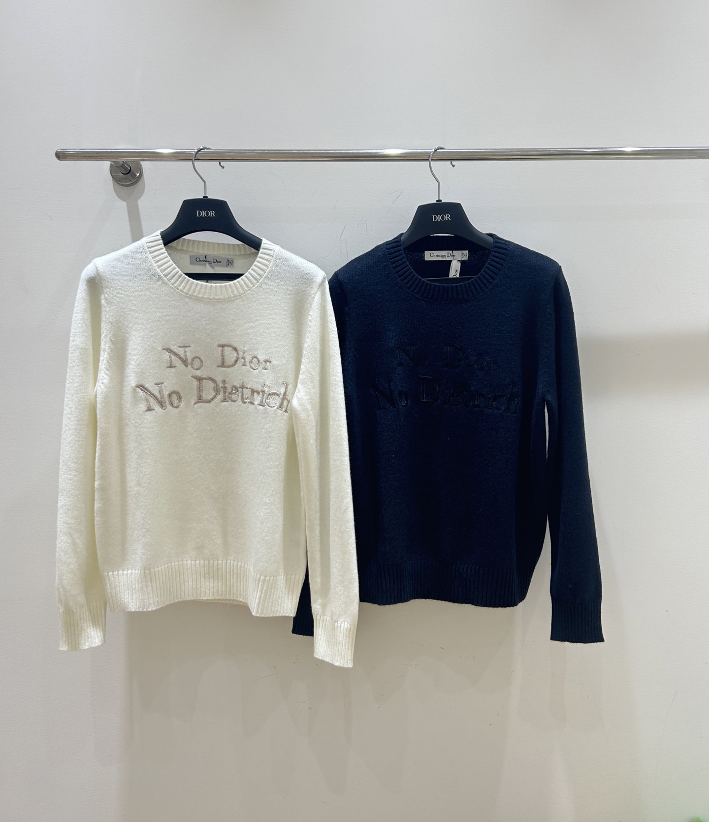 NO:659098,Dior 25 new autumn and winter knitted crew neck sweater with letter embroidery, exquisite embroidery highlights the brand charm, soft knitting is warm and comfortable, a must-have item for fashionistas!  Two-color SML,,dior,sweaters,alexander wang19860909Dior 25秋冬新款 字母刺绣针织圆领毛衣,精致刺绣彰显品牌魅力,柔软针织温暖又舒适,时尚达人必备单品！两色SML,,dior,sweaters,alexander wang,Women's clothing
