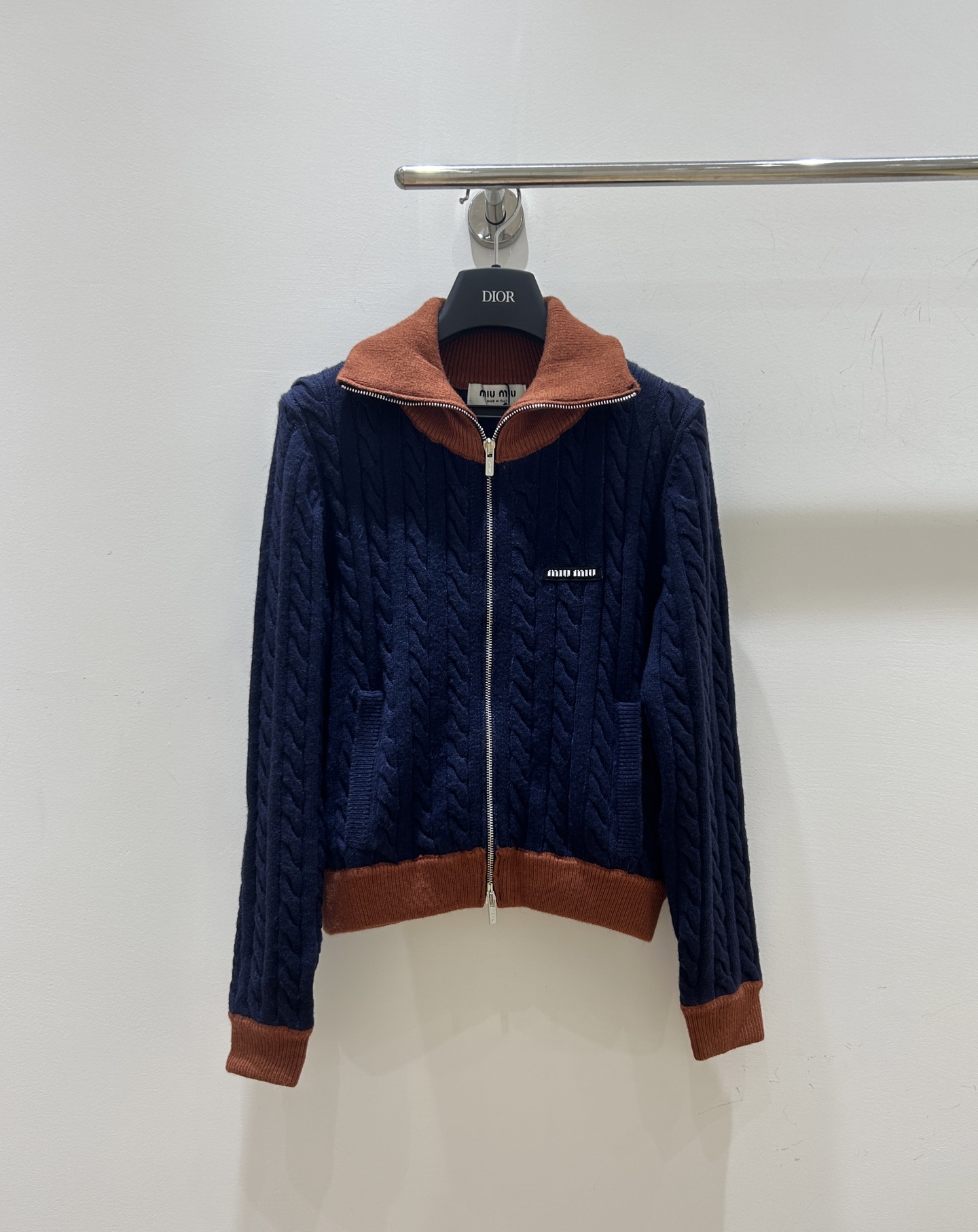 NO:568558,025 new autumn styles are coming!  miumiu's college-style lettered double-zip baseball jacket is retro and fashionable; the Polo high-neck twisted rope knitted cardigan shows gentleness and is a must-have for girls' wardrobes!  ,,miumiu,jackets & coats,alexander wang19860909025秋季新款来袭！miumiu学院风字母双拉链棒球服外套,复古又时尚；Polo高领麻花扭绳针织开衫,尽显温柔气质,女生衣橱必备！,,miumiu,jackets & coats,alexander wang,Women's clothing