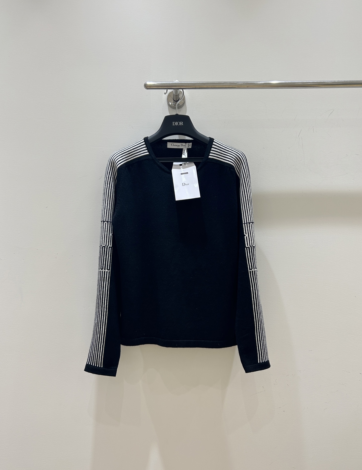 NO:569609,New autumn and winter styles are coming, Dior will take you to lead the fashion trend!  How can your autumn and winter wardrobe be without this Dior designed striped contrasting knitted round neck long-sleeved wool bottoming shirt!  The classic stripes are in contrasting colors, simple and eye-catching. The wool material is soft and close-fitting. It is a perfect blend of warmth and fashion, making it easy to wear with a high-end feel!  ,,dior,dior,alexander wang19860909秋冬新款来袭,迪奥Dior带你引领时尚风潮！秋冬的衣橱怎能少了这件迪奥Dior设计感条纹撞色针织圆领长袖羊毛打底衫！经典条纹撞色,简约又吸睛,羊毛材质柔软贴身,保暖与时尚完美融合,轻松穿出高级感！,,dior,dior,alexander wang,Women's clothing