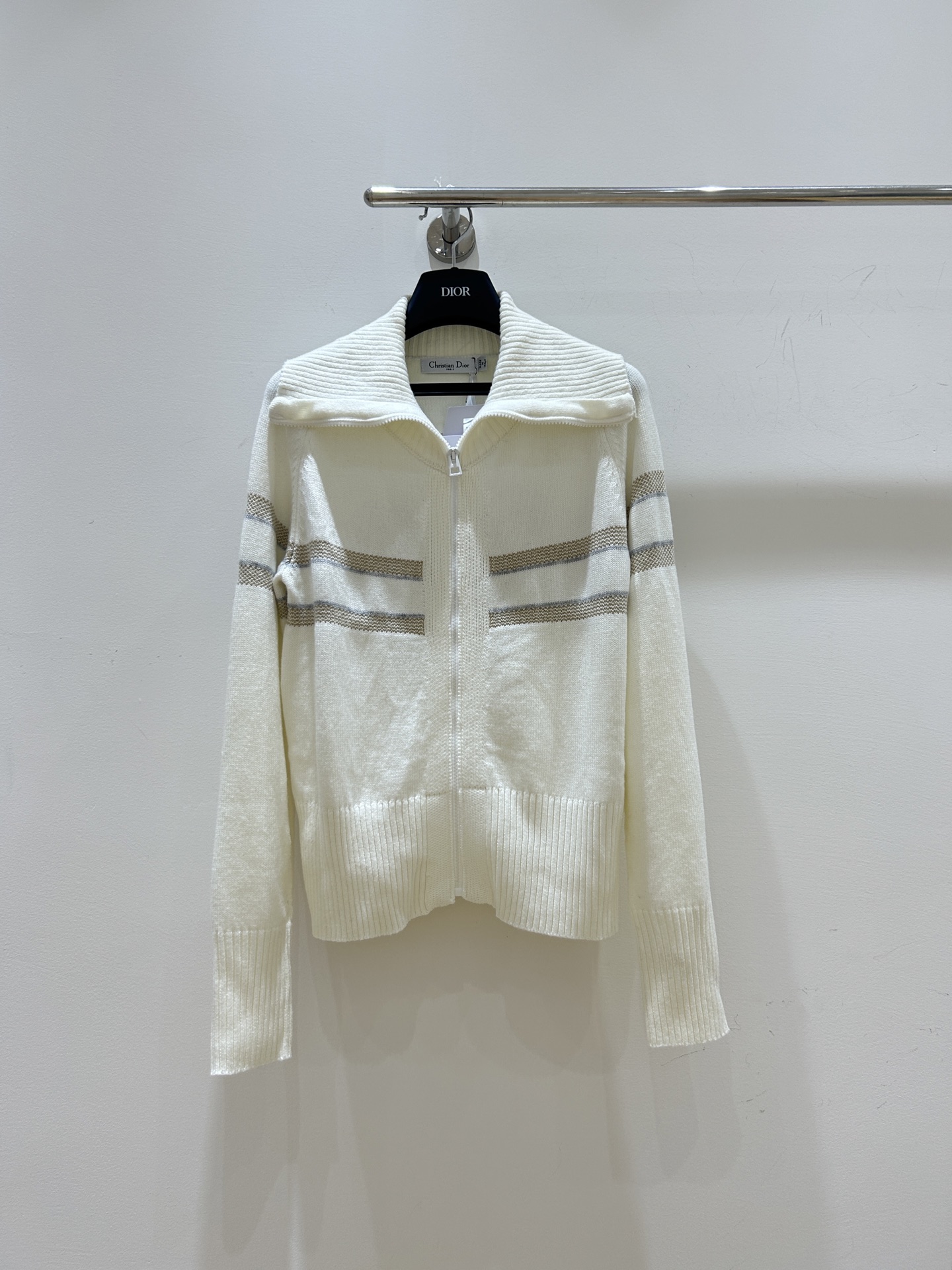 NO:576037,[Simple Fashion] Dior's classic work, the five-pointed star letter logo jacquard shines, navy collar design, lapel zipper long-sleeved jacket knitted top, full of elegance, easy to control daily life and fashion. SML three sizes are available in stock!  ,,dior,dior,jackets & coats,alexander wang19860909【简约风尚】迪奥Dior经典之作,五角星字母logo提花闪耀,海军领设计 翻领拉链长袖外套针织上衣,优雅尽显,轻松驾驭日常与时尚.SML三码现货供应！,,dior,dior,jackets & coats,alexander wang,Women's clothing