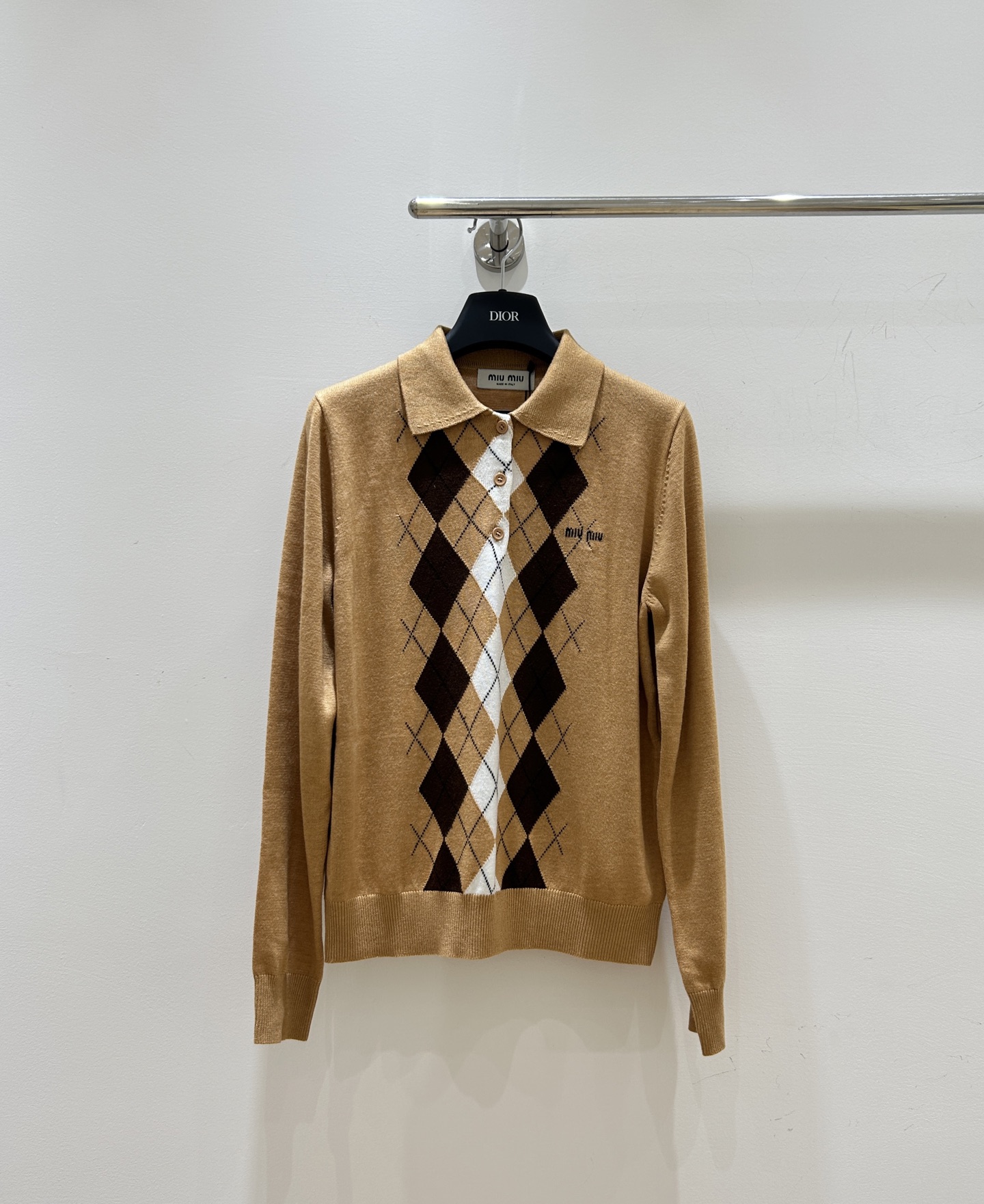 NO:577180,Miumiu new models are in stock!  Hey guys, miumiu letter jacquard rhombus printed knitted lapel half-cut long sleeves are now available!  The simple design is super eye-catching, the rhombus print adds texture, and the lapel short sleeves are super versatile. Come grab it now!  SML three codes are available from stock!  ,,miumiu,T-shirt,alexander wang19860909miumiu新款现货来袭！宝子们,miumiu字母提花菱格印花针织翻领半开胸长袖到货啦！简洁设计超吸睛,菱格印花显质感,翻领短袖超百搭,速来抢！SML三码现货供应！,,miumiu,T-shirt,alexander wang,Women's clothing