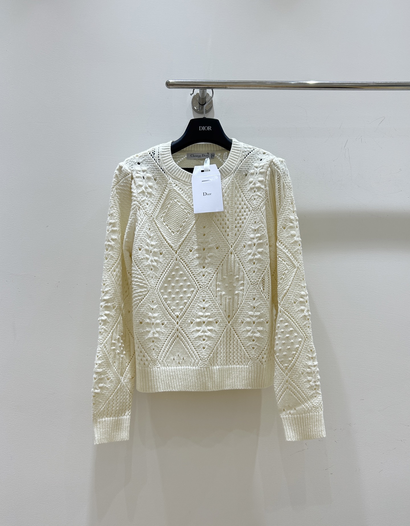 NO:577174,New autumn and winter styles are coming!  Dior’s women’s knitted sweater is amazing!  The hollow crochet diamond design, the wool material is super comfortable, the round neck is versatile and casual, and the simple style is easy to style!  Three sizes available from stock.,,dior,dior,sweaters,alexander wang19860909秋冬新款来袭！Dior迪奥这款女士针织毛衣太绝啦！镂空钩花菱格设计,羊毛材质超舒适,圆领百搭又休闲,简约风轻松拿捏！三码现货供应.,,dior,dior,sweaters,alexander wang,Women's clothing