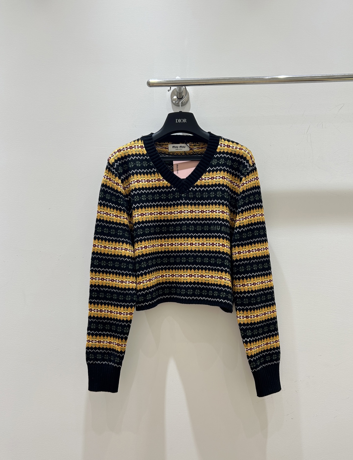 NO:577208,New for fall and winter!  This miumiu niche fashion sweater is amazing!  The color-blocked jacquard design is super eye-catching, the V-neck and long sleeves look elegant, the high waist exposes the navel to show off your sex appeal, and the striped knitted style is paired with a short style, making it full of fashion!  Three sizes available from stock,,miumiu,sweaters,alexander wang19860909秋冬上新啦！这款miumiu小众时尚毛衣太绝啦！拼色提花设计超吸睛,V领长袖显优雅,高腰露肚脐秀出小性感,条纹针织搭配短款,时尚感拉满！三码现货供应,,miumiu,sweaters,alexander wang,Women's clothing