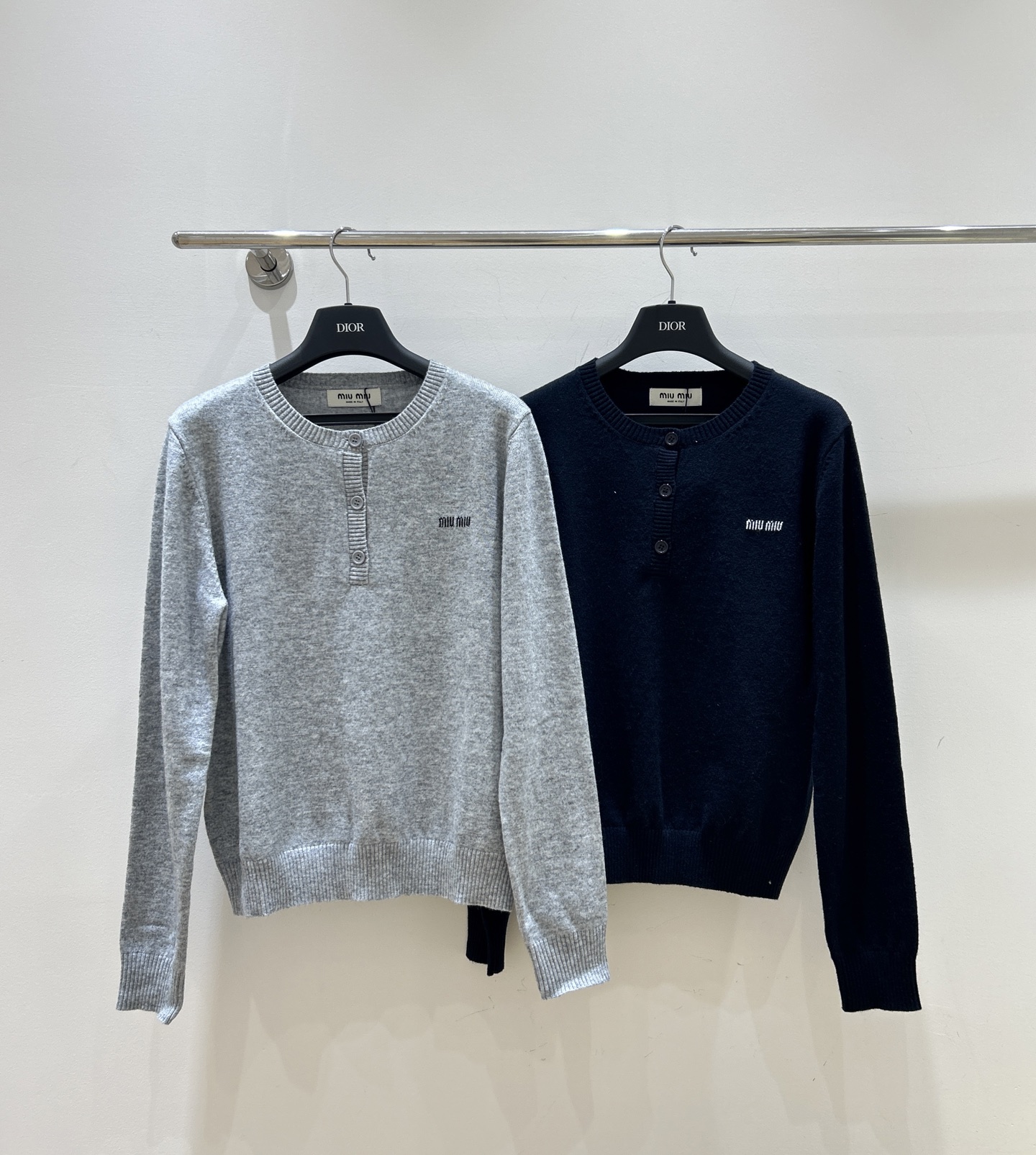 NO:577403,New autumn and winter styles are coming!  This miumiu letter jacquard sweater is awesome. It has a half-cut chest with buttons and a round neck and long sleeve design. It is fashionable and warm. It is available in stock in seconds. Come and grab it!  Two colors and three codes are available from stock.,,miumiu,alexander wang19860909秋冬新款来袭！这款 miumiu字母提花针织衫超赞,半开胸配纽扣,圆领长袖设计,时尚又保暖,现货秒发,速来抢！二色三码现货供应.,,miumiu,alexander wang,Women's clothing