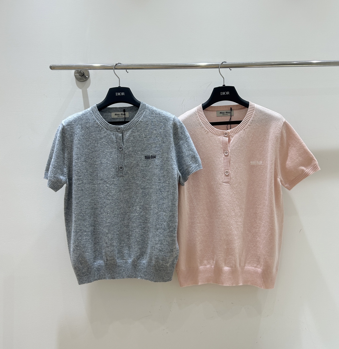 NO:578851,New autumn and winter styles are coming!  This miumiu letter jacquard sweater is awesome. It has a half-cut chest with buttons and a round neck and long sleeve design. It is fashionable and warm. It is available in stock in seconds. Come and grab it!  Two colors and three codes are available from stock.,,miumiu,alexander wang19860909秋冬新款来袭！这款 miumiu字母提花针织衫超赞,半开胸配纽扣,圆领长袖设计,时尚又保暖,现货秒发,速来抢！二色三码现货供应.,,miumiu,alexander wang,Women's clothing