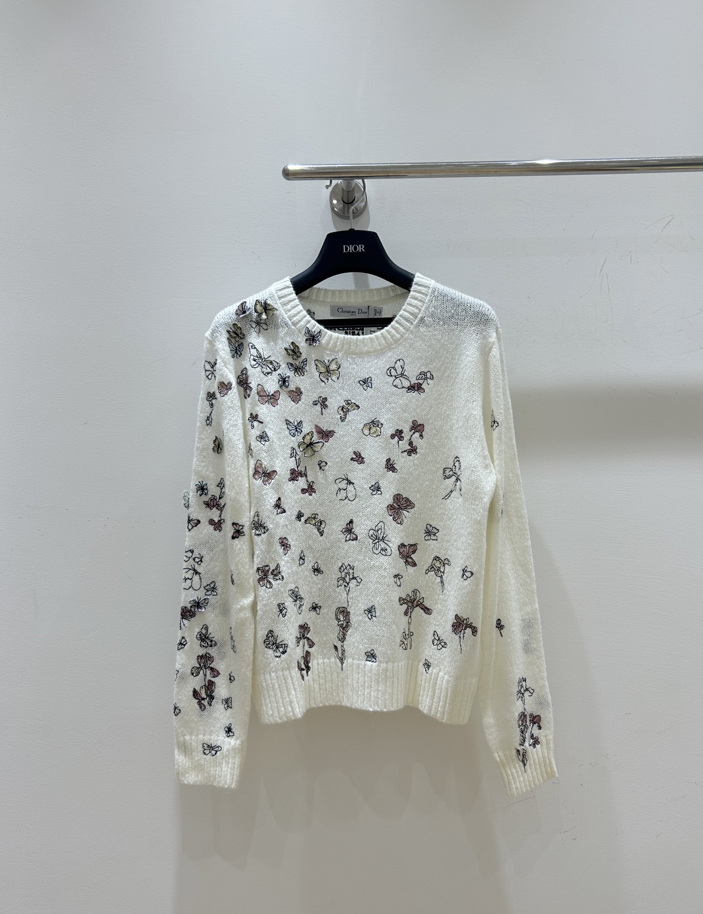 NO:578887,Autumn and winter new styles are in stock!  Dior's three-dimensional butterfly embroidered knitted mohair sweater has a round neck pullover and long sleeve design. The exquisite embroidery is lifelike. It is fashionable and warm. Grab it now!  ,,dior,dior,alexander wang19860909秋冬新款现货来袭！Dior迪奥这款立体蝴蝶刺绣针织马海毛衫,圆领套头长袖设计,精致刺绣栩栩如生,时尚又保暖,速抢！,,dior,dior,alexander wang,Women's clothing