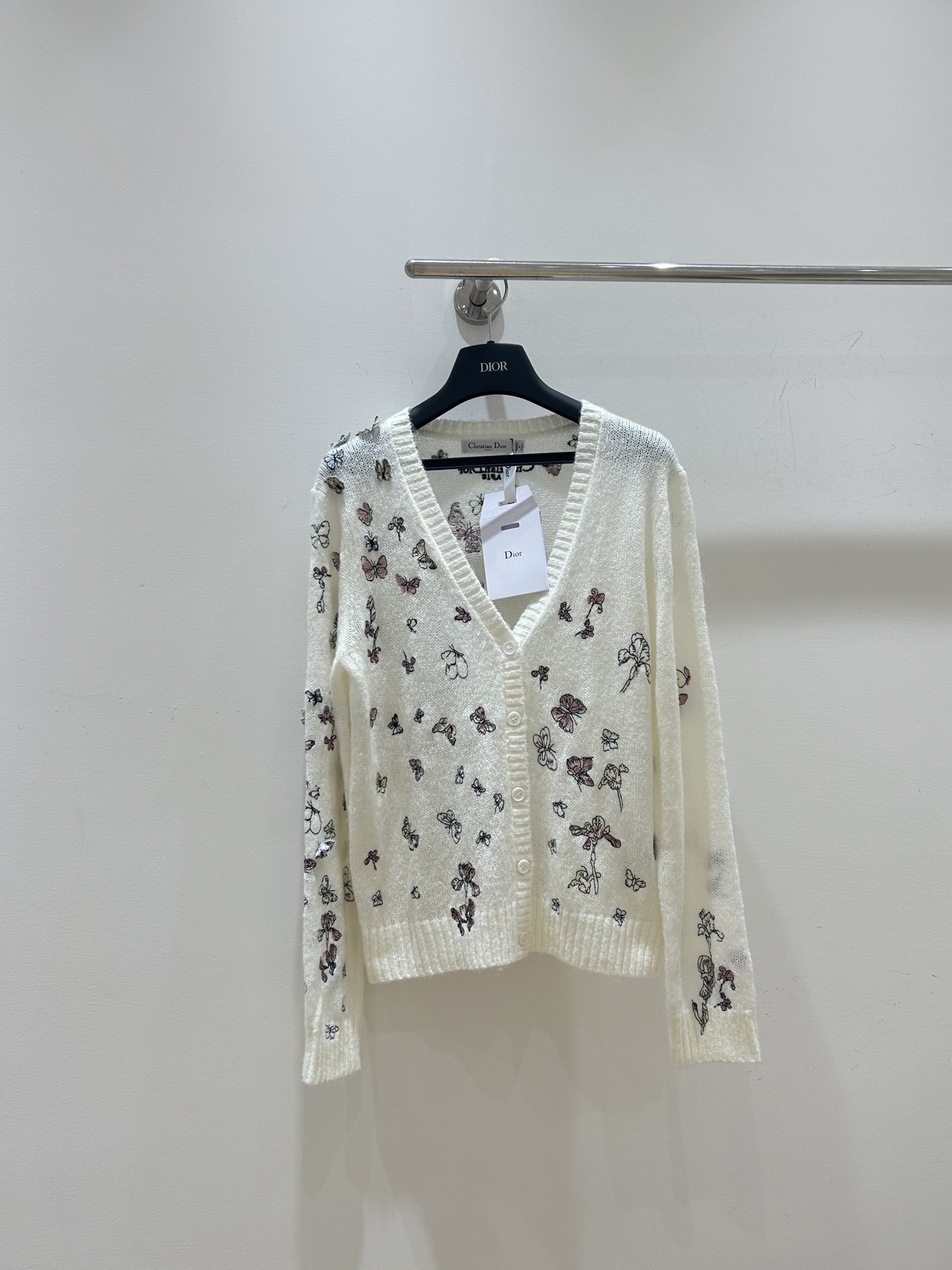 NO:579283,Autumn and winter new styles are in stock!  Dior Dior's knitted mohair V-neck cardigan with three-dimensional butterfly embroidery. The V-neck cardigan has long-sleeved design and exquisite embroidery that is lifelike. It is fashionable and warm. Grab it now!  ,,dior,dior,alexander wang19860909秋冬新款现货来袭！Dior迪奥这款立体蝴蝶刺绣针织马海毛V领开衫,V领开衫长袖设计,精致刺绣栩栩如生,时尚又保暖,速抢！,,dior,dior,alexander wang,Women's clothing