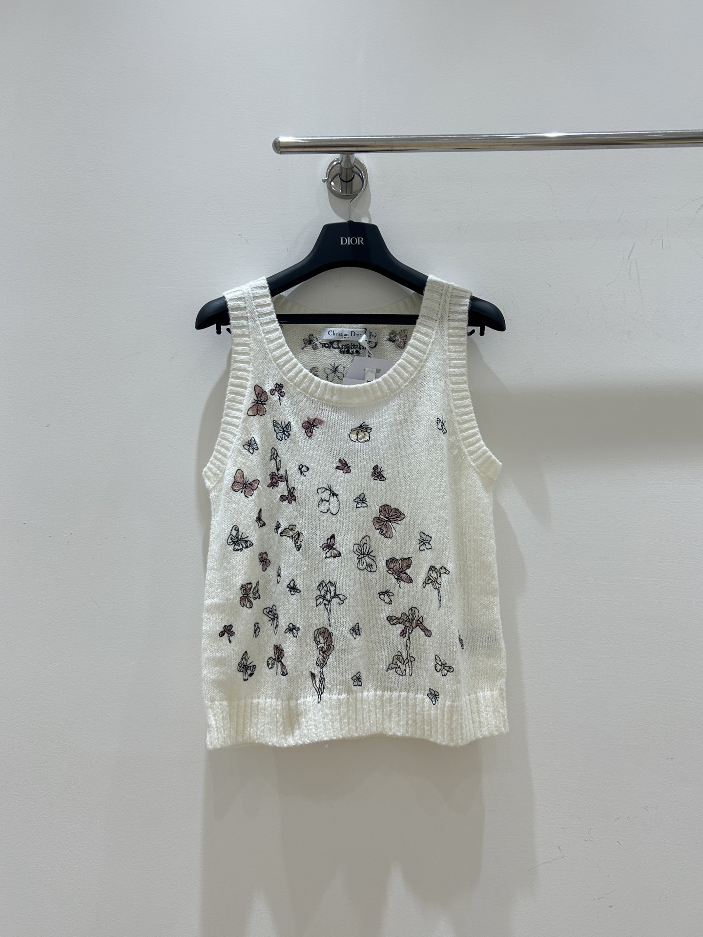 NO:579281,Autumn and winter new styles are in stock!  Dior's butterfly and grass embroidered knitted mohair vest sleeveless vest design, exquisite embroidery lifelike, fashionable and warm, grab it now!  ,,dior,dior,alexander wang19860909秋冬新款现货来袭！Dior迪奥这款蝴蝶花草刺绣针织马海毛马甲背心无袖背心设计,精致刺绣栩栩如生,时尚又保暖,速抢！,,dior,dior,alexander wang,Women's clothing