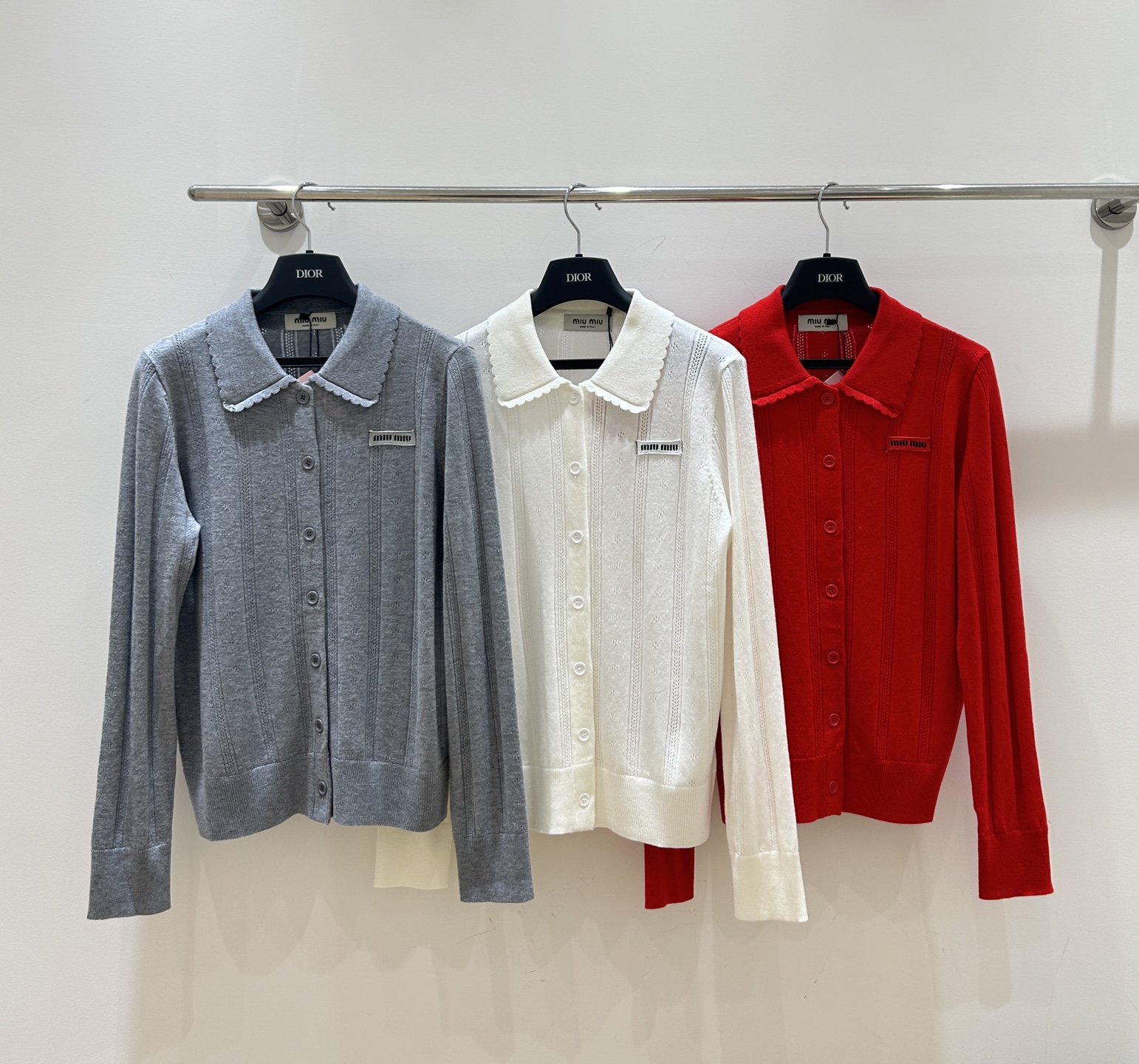 NO:579279,New model on the market] miumiu fashionable letter car badge splicing, eye-catching hollowed-out design, buttoned wavy edge lapels to show your temperament, knitted long-sleeved cardigan top, a fashionable must-have for summer!  Three colors and three codes available from stock,,miumiu,alexander wang19860909新款上市】miumiu时髦字母车章拼接,镂空挑孔设计吸睛,纽扣波浪边翻领尽显气质,针织长袖开衫上衣,夏日时髦必备款！三色三码现货供应,,miumiu,alexander wang,Women's clothing