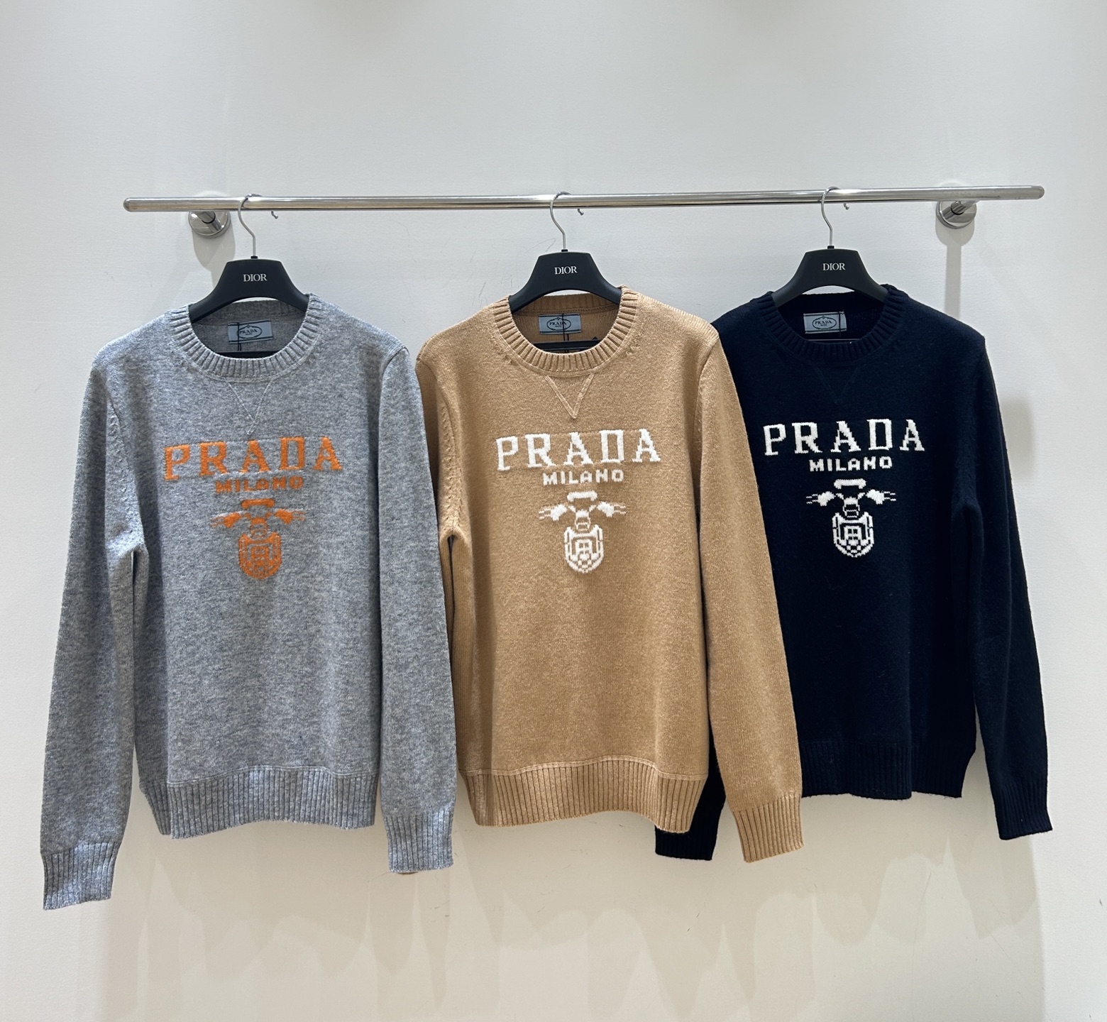 NO:588302,Pra Pujia!  High version!  Round neck long-sleeved wool sweater with jacquard letter logo pattern on the chest!  All three standards are complete!  Three colors!  Size S/M/L, shipped from stock!  (M size bust 96, length 62),,prada,prada,sweaters,alexander wang19860909Pra普家！高版本！胸前字母logo图案提花圆领长袖羊毛毛衣！三标齐全！三色！码数S/M/L,现货发！(M码胸围96衣长62),,prada,prada,sweaters,alexander wang,Women's clothing