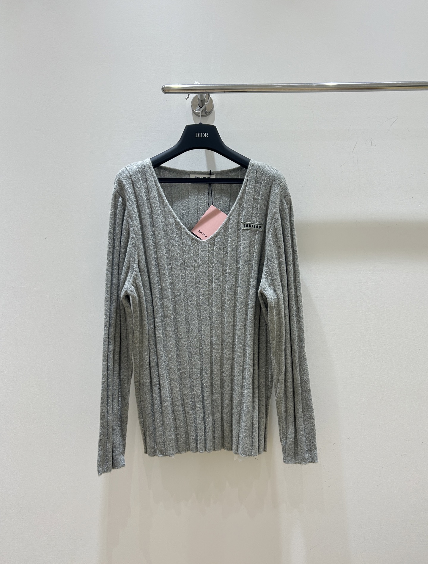 NO:579406,New autumn and winter styles are coming!  Miumiu letter logo sweater, trendy, casual and versatile. V-neck loose design, knitted long sleeves, full of French style, available in stock, don't miss it!  ,,miumiu,sweaters,alexander wang19860909秋冬新款来袭！miumiu字母徽标毛衣,潮流休闲又百搭.V领宽松设计,针织长袖,法式风情满满,现货供应,别错过！,,miumiu,sweaters,alexander wang,Women's clothing