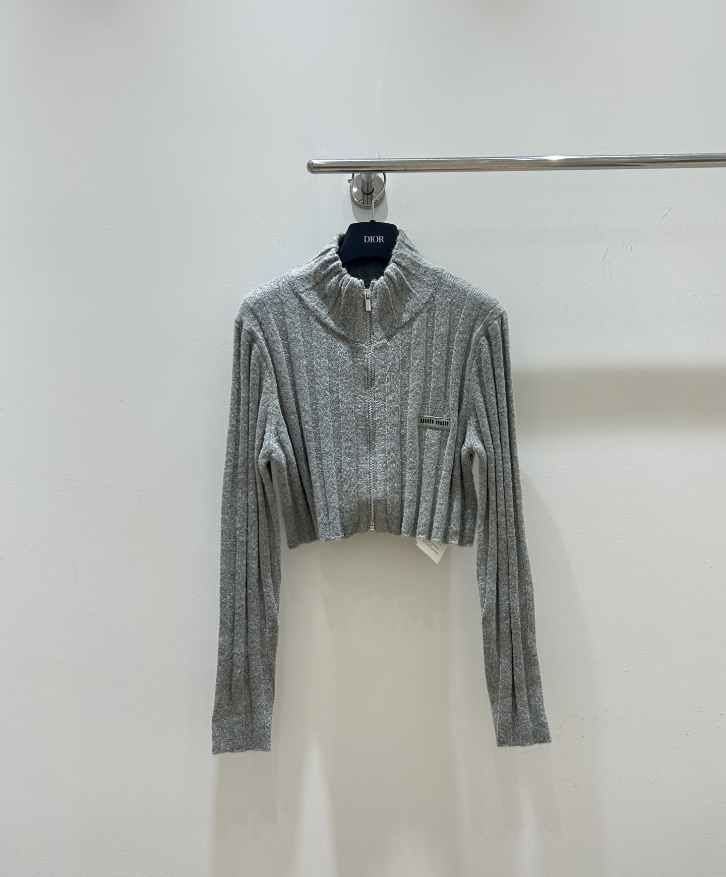 NO:587820,New autumn and winter styles are coming!  Miumiu letter logo sweater, trendy, casual and versatile. Stand-up collar zipper short knitted zipper cardigan full of French style, available in stock, don’t miss it!  ,,miumiu,sweaters,alexander wang19860909秋冬新款来袭！miumiu字母徽标毛衣,潮流休闲又百搭.立领拉链短款针织拉链开衫 法式风情满满,现货供应,别错过！,,miumiu,sweaters,alexander wang,Women's clothing