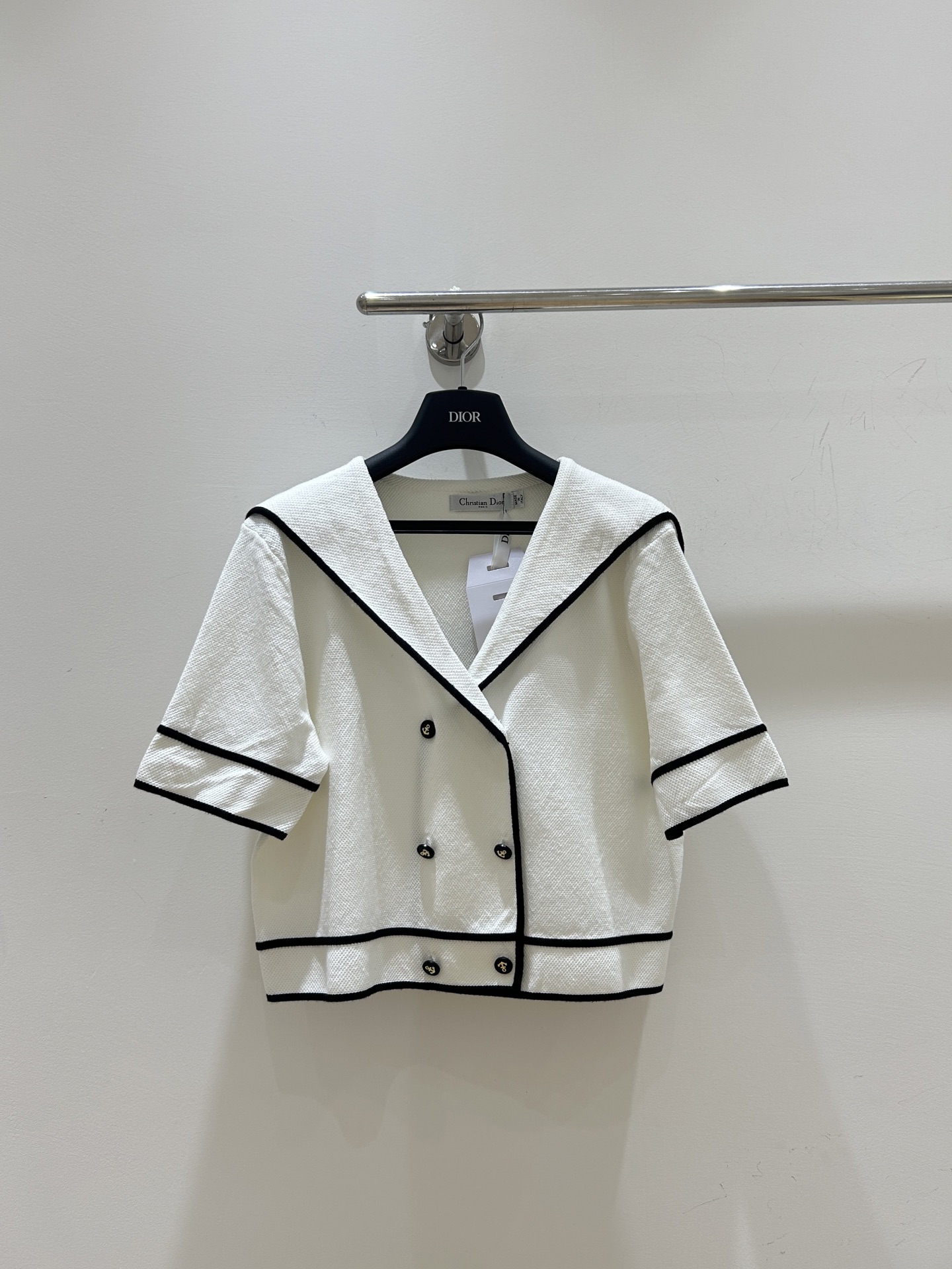 NO:590303,[Dior's new short jacket, ready for delivery in seconds!  】Navy collar design with contrasting edge knitting, double-breasted buttons and exquisite embellishments, short sleeves cut neatly and stylishly. Exclusive fashion for Dior women, grab it now!  ,,dior,dior,jackets & coats,T-shirt,alexander wang19860909【Dior迪奥新款短夹克,现货秒发！】海军领设计搭配撞色边针织,双排扣精致点缀,短袖剪裁利落有型.迪奥女士专属时尚,速抢！,,dior,dior,jackets & coats,T-shirt,alexander wang,Women's clothing