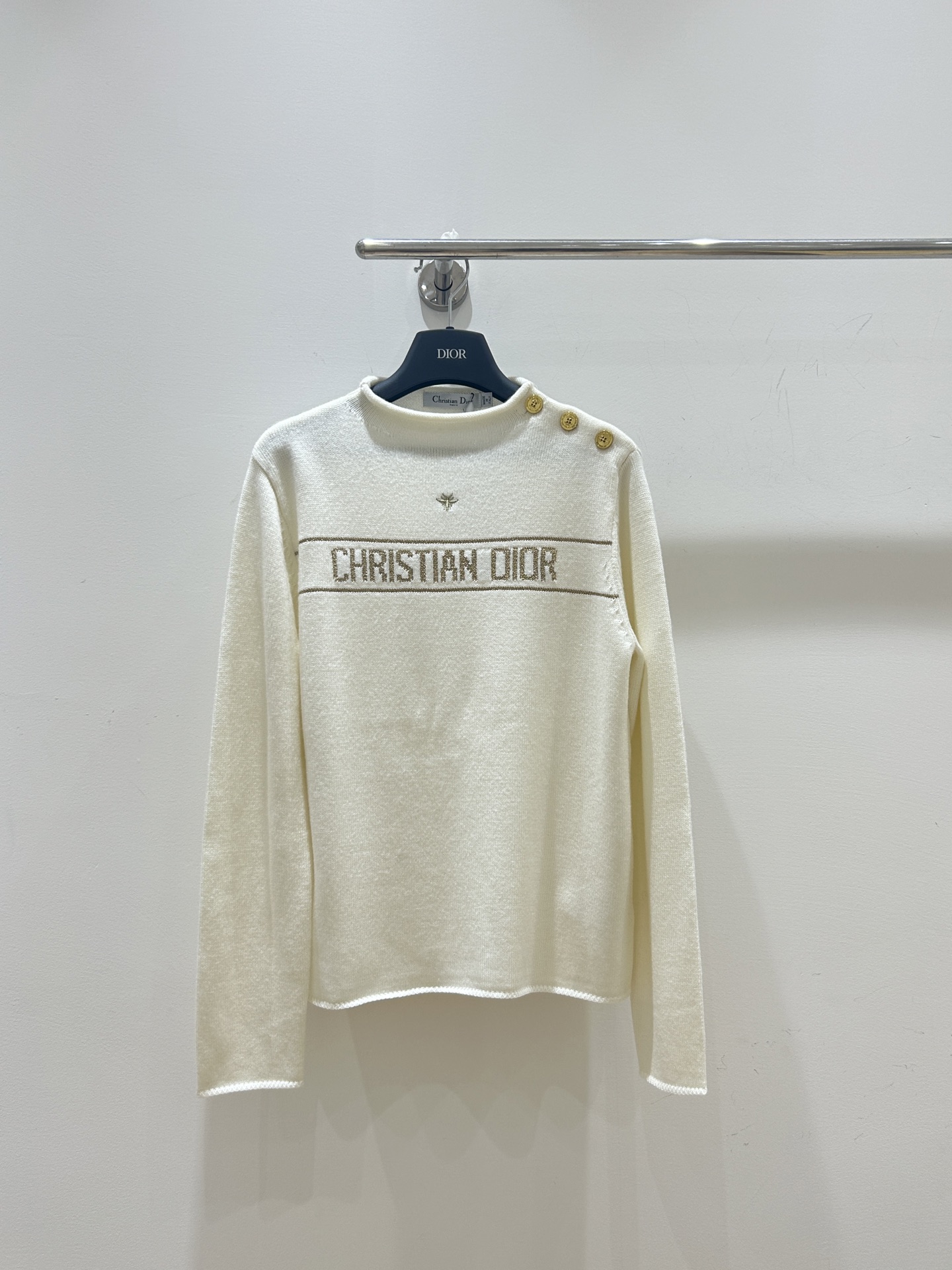 NO:590299,Dior new style is coming!  Little Bee letter embroidered knitted shoulder button sweater, exquisite and unique, full of fashion sense. Ready stock, don’t miss this trendy item!  ,,dior,dior,sweaters,alexander wang19860909Dior迪奥新款来袭！小蜜蜂字母刺绣针织肩扣毛衣,精致独特,时尚感拉满.现货秒发,别错过这潮流单品！,,dior,dior,sweaters,alexander wang,Women's clothing