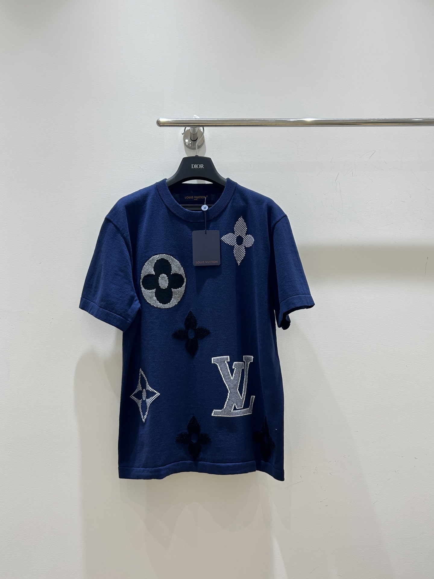 NO:591753,New style is coming!  LV Louis Vuitton monogram floral color-block embroidered knitted short-sleeved T-shirt, casual and fashionable. Unique design, excellent quality, available in seconds, come and buy it now!  ,,louis vuitton,louis vuitton,T-shirt,tees,t-shirt,alexander wang19860909新款来袭！LV路易威登字母花卉拼色刺绣针织短袖T恤,休闲又时尚.独特设计,品质卓越,现货秒发,速来抢购！,,louis vuitton,louis vuitton,T-shirt,tees，t-shirt,alexander wang,Women's clothing