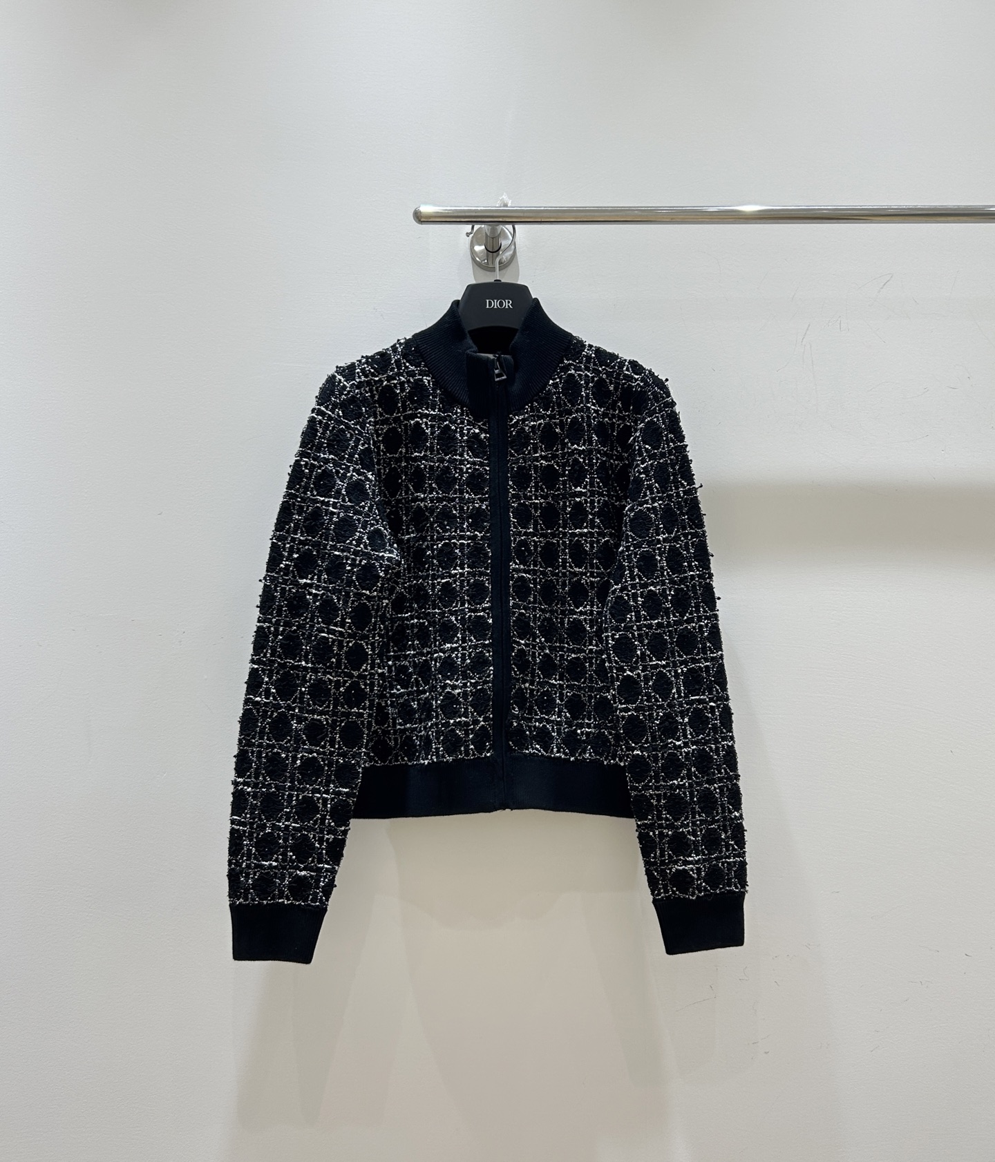 NO:591766,25 new models arrive!  Dior cannage pattern heavy-duty thick floral stand-up collar zipper cardigan short jacket is simple yet luxurious. It is now in stock. Come and buy it quickly!  ,,dior,dior,jackets & coats,alexander wang1986090925新款到货！Dior迪奥藤格纹重工粗花立领拉链开衫短款外套 简约不失奢华,现货热销中,速来抢购！,,dior,dior,jackets & coats,alexander wang,Women's clothing
