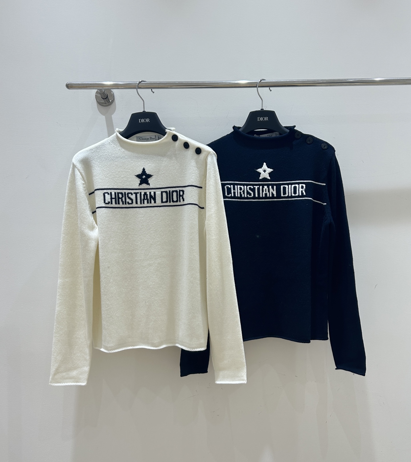 NO:605477,Dior new style is coming!  Knitted shoulder-button sweater with five-pointed star pattern letter embroidery, exquisite and unique, full of fashion sense. Ready for sale in seconds, don’t miss this trendy item!  Two colors and three sizes available from stock, dior, dior, sweaters, alexander wang19860909Dior迪奥新款来袭！五角星图案字母刺绣针织肩扣毛衣,精致独特,时尚感拉满.现货秒发,别错过这潮流单品！二色三码现货供应,,dior,dior,sweaters,alexander wang,Women's clothing