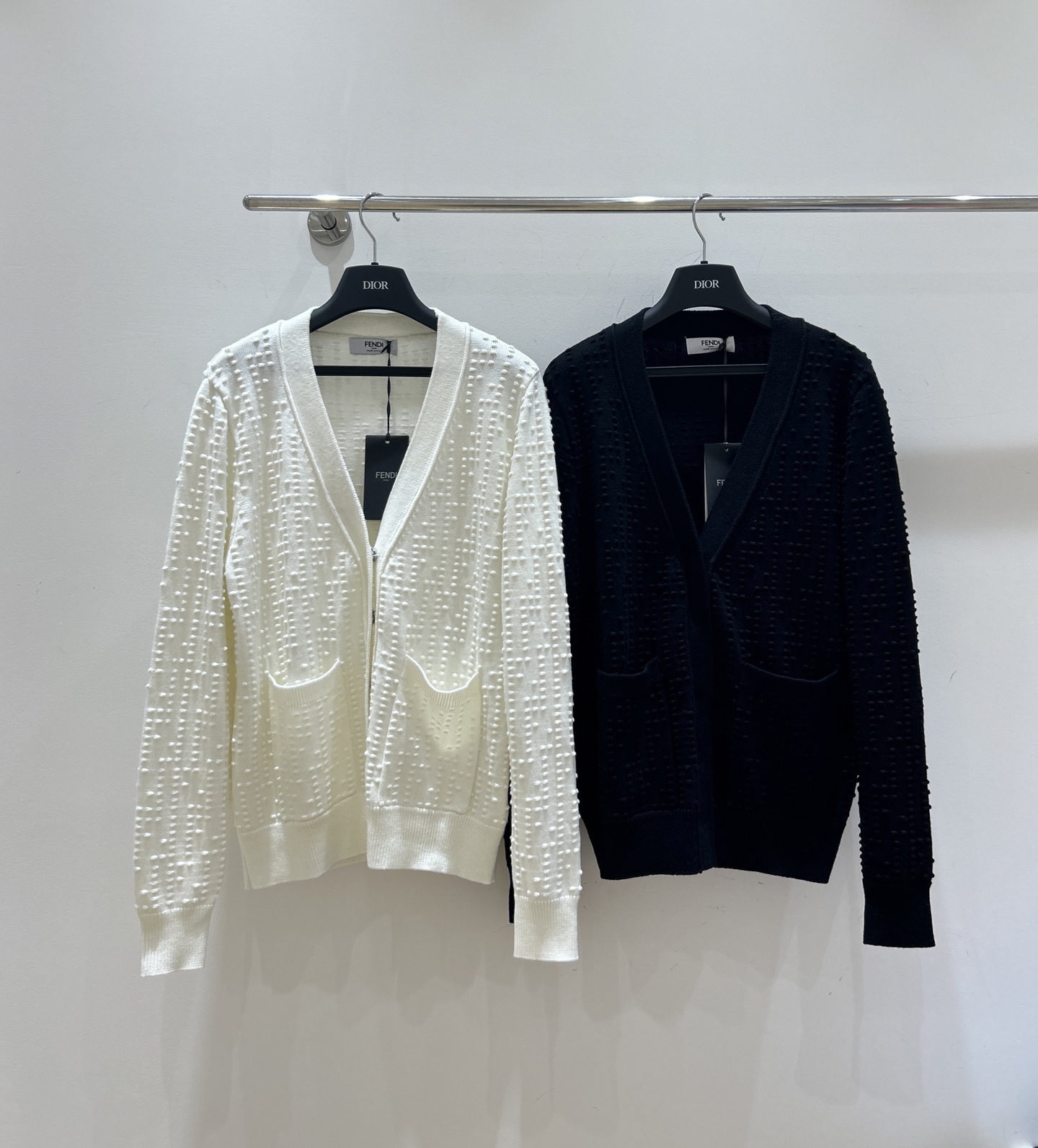 NO:606316,For a new look in autumn and winter, don’t miss Fendi’s wool V-neck basic knitted sweater cardigan!  The V-neck design is warm and fashionable, and the wool material is soft and skin-friendly, making it easy to create a high-end look in autumn and winter!  Two colors and three sizes are available from stock.,,fendi,fendi,sweaters,alexander wang19860909秋冬换新装,Fendi芬迪这款羊毛V领基础针织毛衣开衫别错过！V领设计保暖又时尚,羊毛材质柔软亲肤,轻松打造秋冬高级感穿搭！二色三码现货供应.,,fendi,fendi,sweaters,alexander wang,Women's clothing