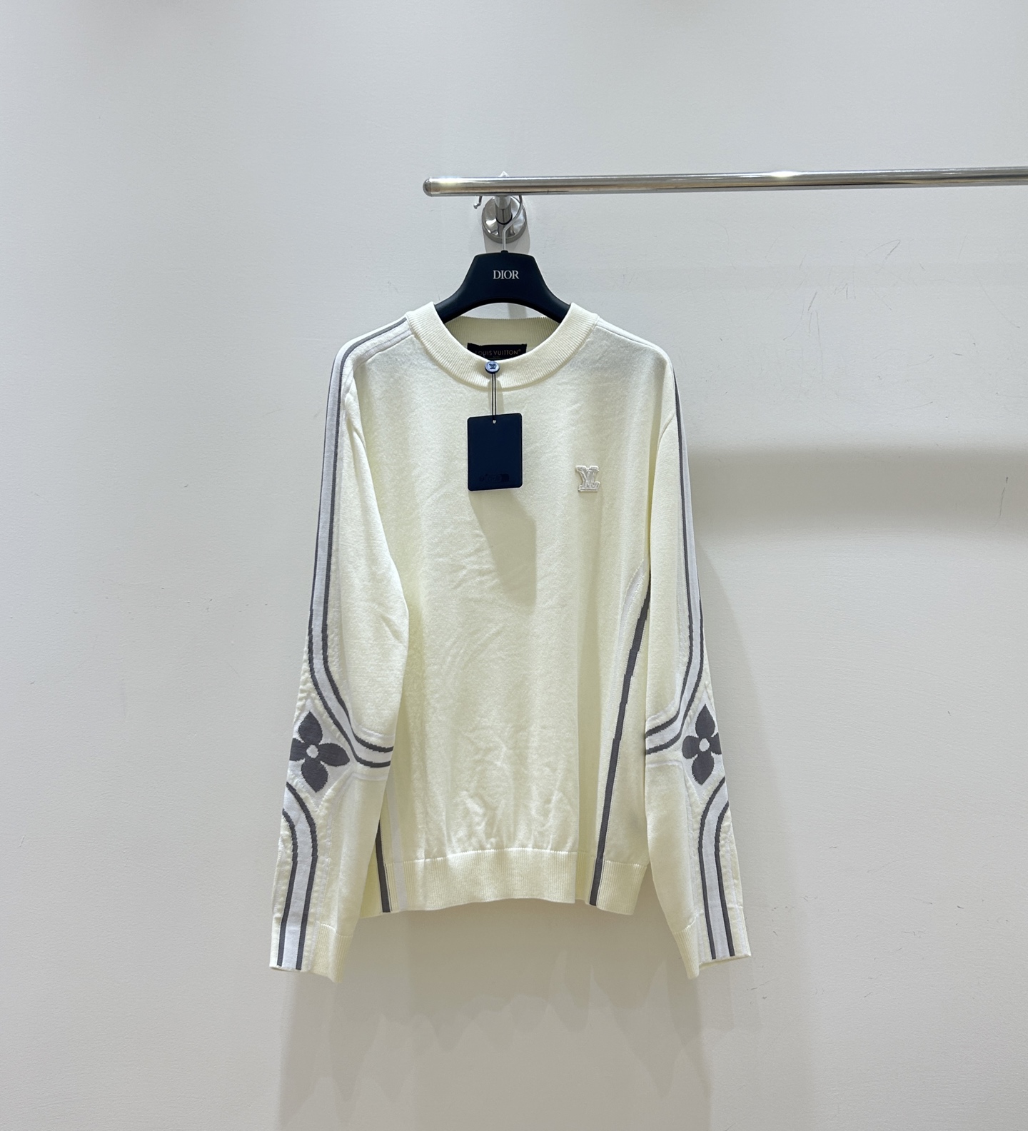 NO:606331,Early autumn and winter new styles are coming!  This LV Louis Vuitton sweatshirt is super eye-catching, with European and American style letter embroidery logo, color block intarsia knitting, casual and fashionable, available in stock, don’t miss it!  ,,louis vuitton,louis vuitton,hoodie,sweatshirts,alexander wang19860909早秋秋冬新款来袭！LV路易威登这款卫衣超吸睛,欧美风字母刺绣标,拼色嵌花针织,休闲时尚,现货供应别错过！,,louis vuitton,louis vuitton,hoodie,sweatshirts,alexander wang,Women's clothing