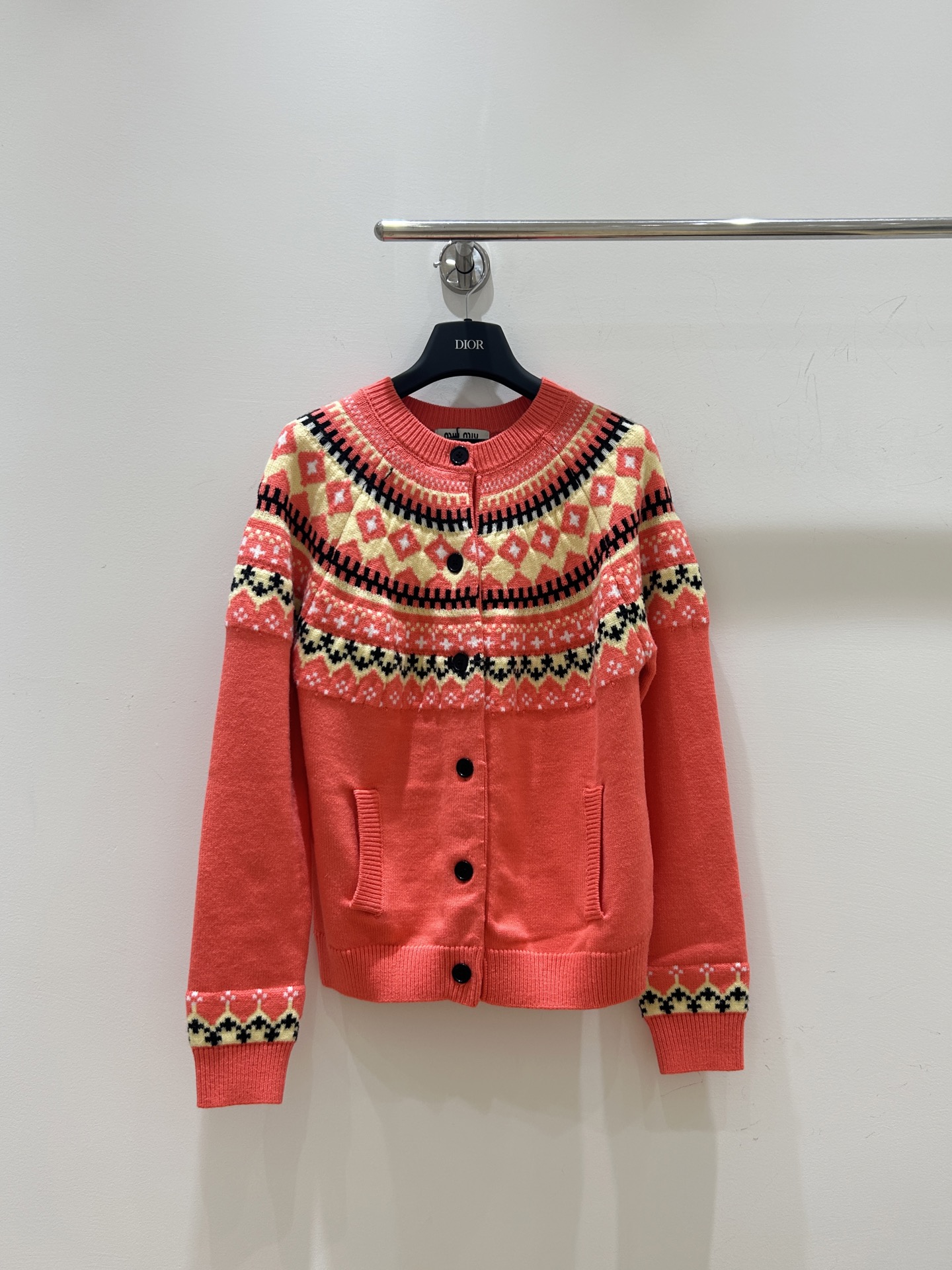 NO:606319,New autumn and winter styles are coming!  miumiu Fair Isle style letter embroidery logo, retro knitted round neck, pocket cardigan jacket, fashionable and versatile, available in stock, hurry up and buy it!  ,,miumiu,jackets & coats,alexander wang19860909秋冬新款来袭！miumiu费尔岛风字母刺绣徽标,复古针织圆领,口袋开衫外套,时尚百搭,现货供应,速来抢购！,,miumiu,jackets & coats,alexander wang,Women's clothing